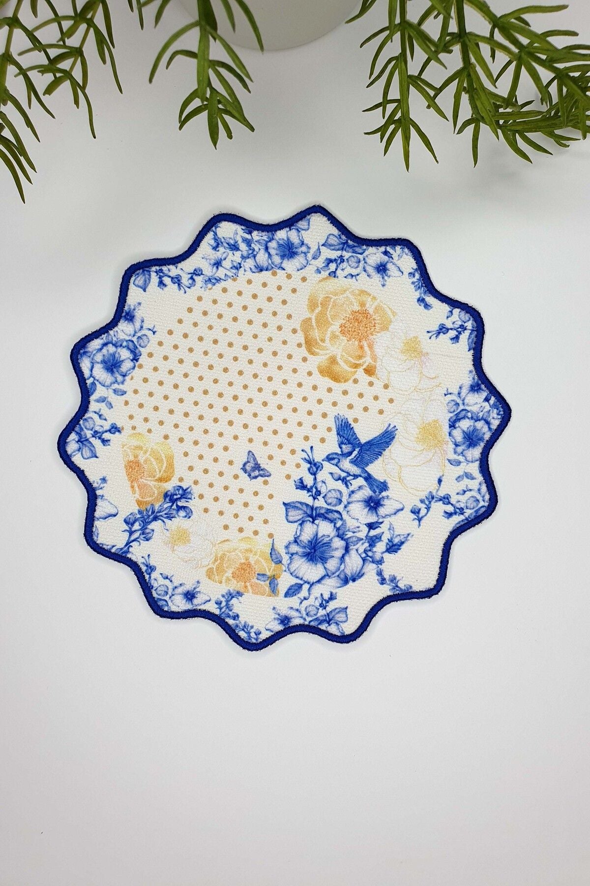 Royal White Uyumlu Çiçek ve Kuş Desenli Nakış Kenar Kumaş Kokteyl Peçetesi 1 Adet