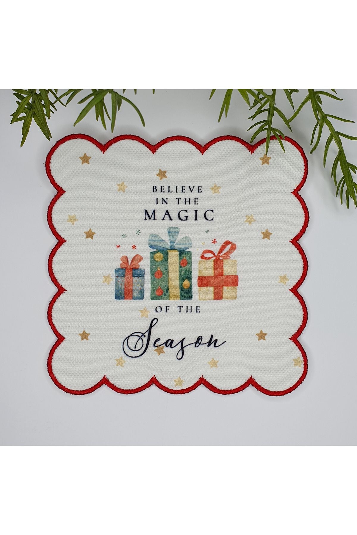 Yılbaşı Konsept Hediye Kutuları ve Slogan Tasarımlı Nakış Kenar Kumaş Kokteyl Peçetesi 1 Adet