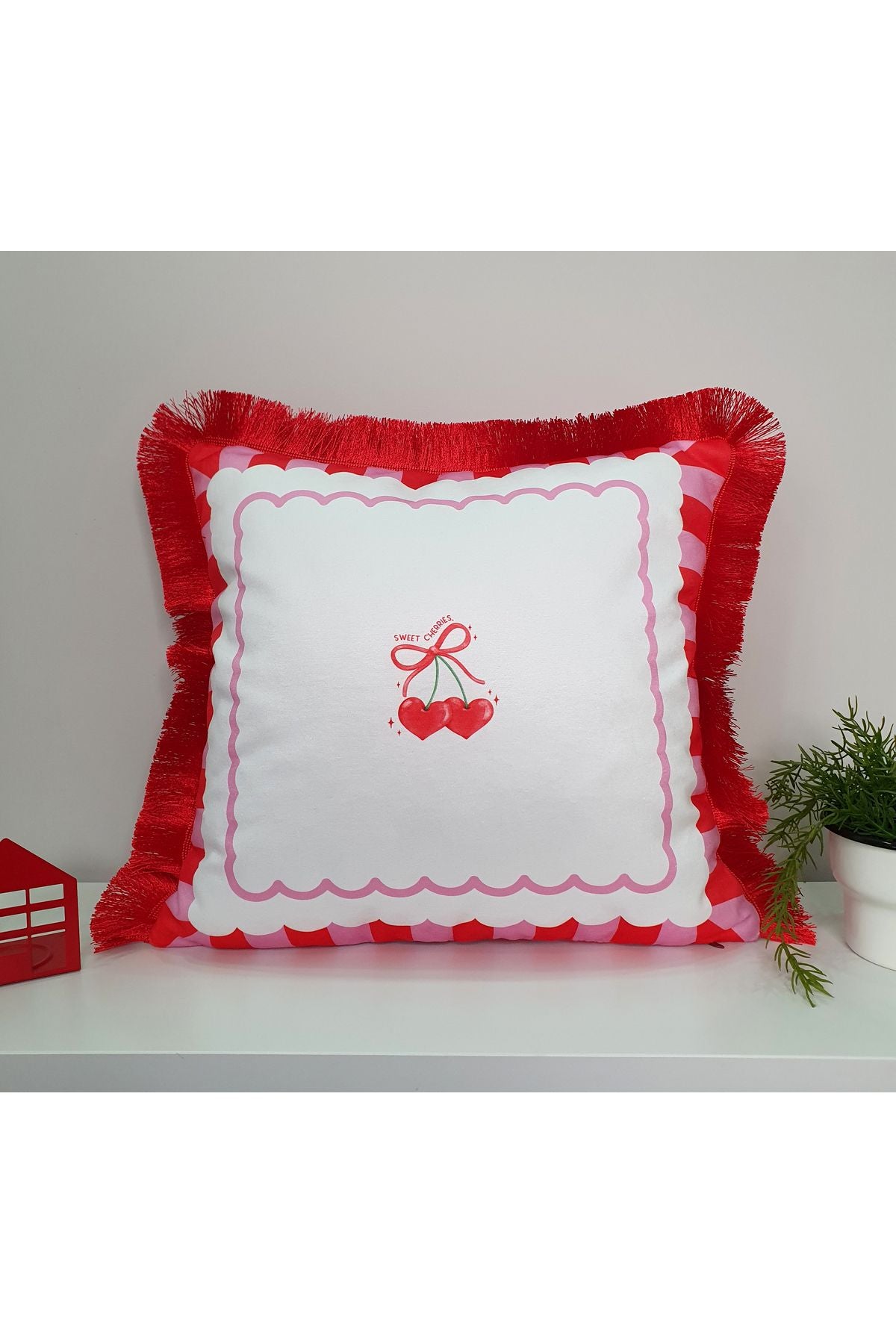 Sweet Cherries Desenli Kırmızı Saçaklı Kırlent Kılıfı