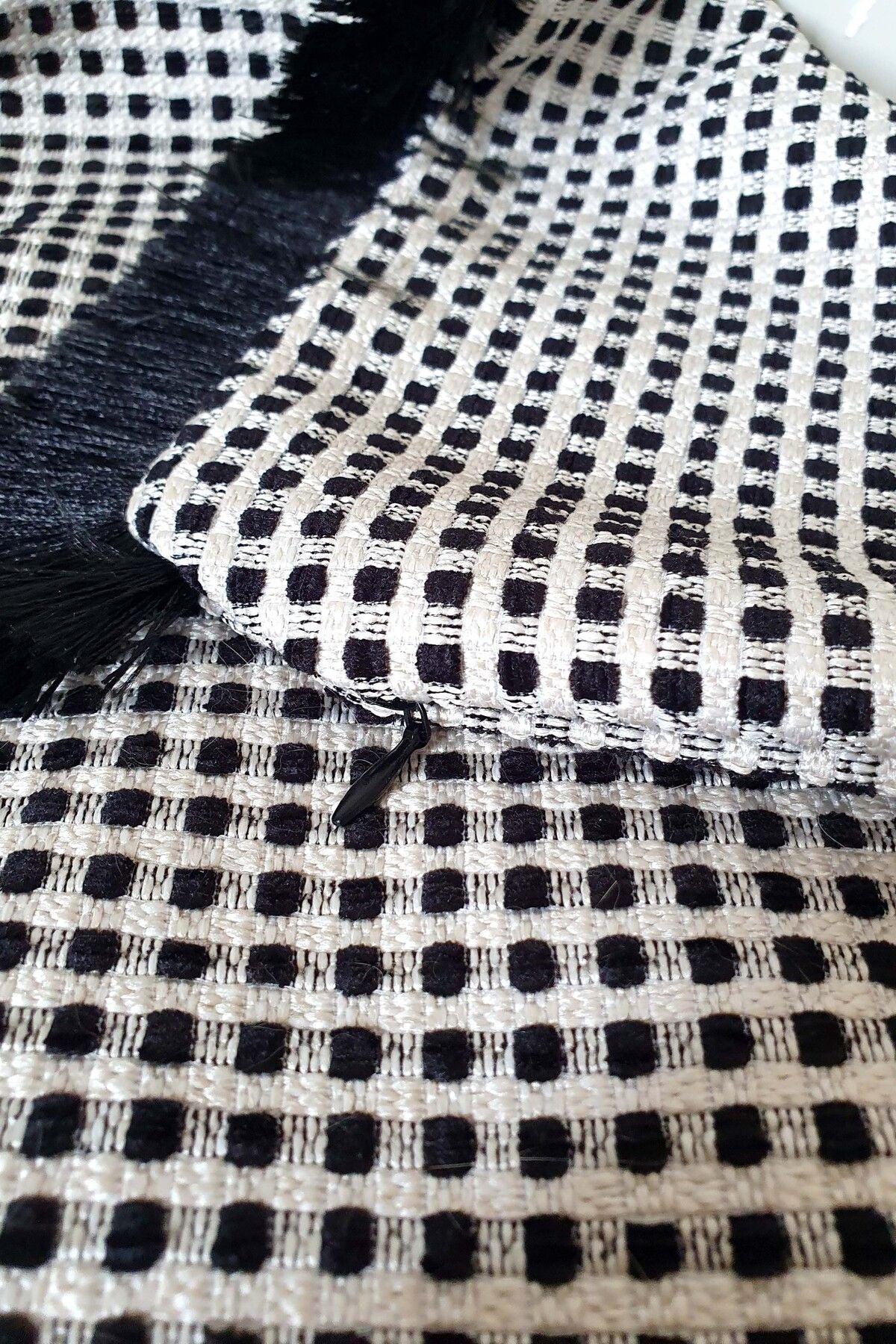 Siyah Beyaz Jakar Pötikare Dokulu Saçaklı Kırlent Kılıfı 43x43cm