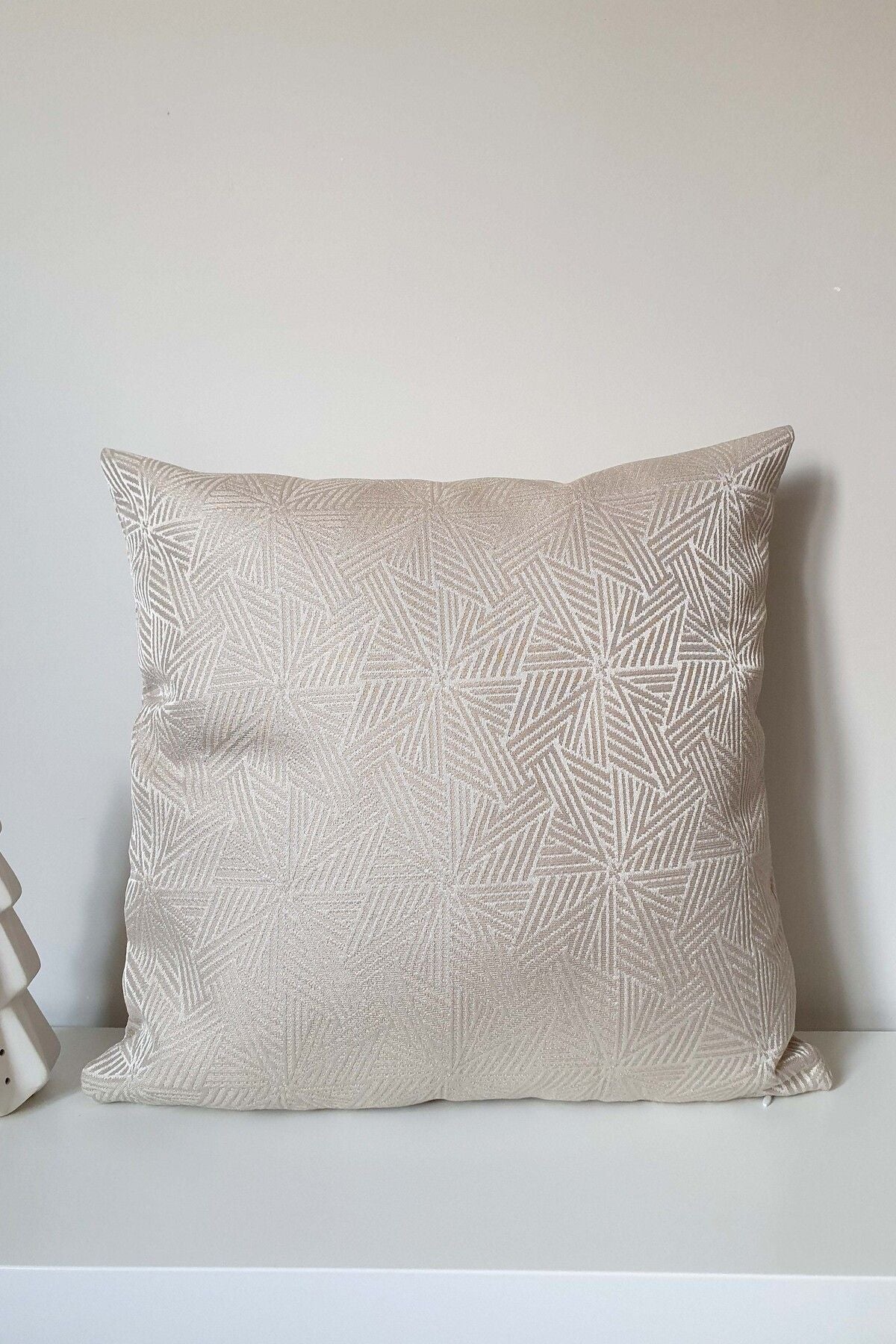 Bej Geometrik Jakar Dokulu Kırlent Kılıfı 43x43cm