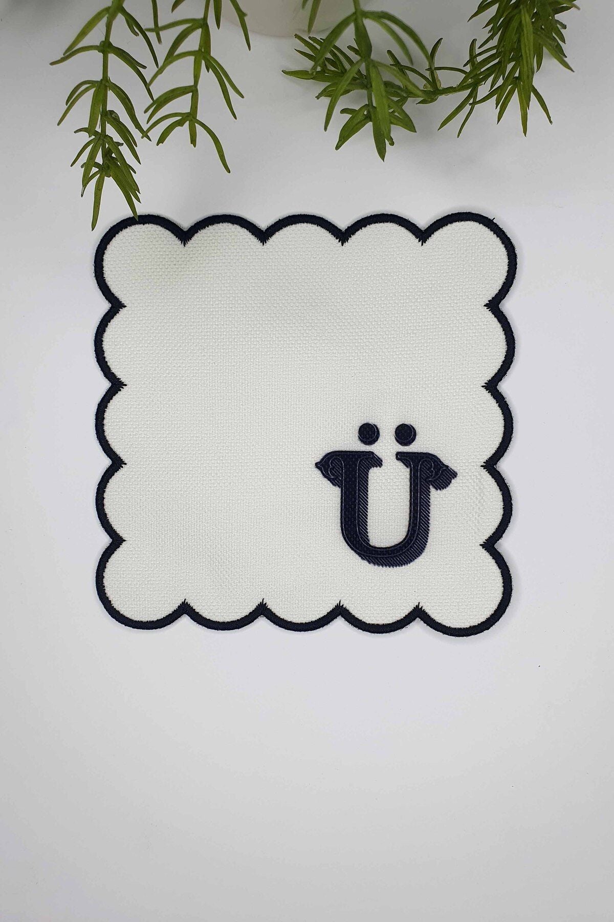 Ü Harfi Minimal Monogramlı Siyah Nakış Kenarlı Beyaz Kokteyl Peçetesi 1 Adet