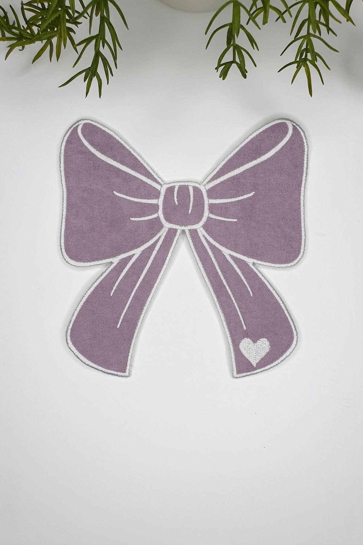 Kurdele Şeklinde Lila Kumaş Beyaz Nakışlı Kokteyl Peçetesi 1 Adet