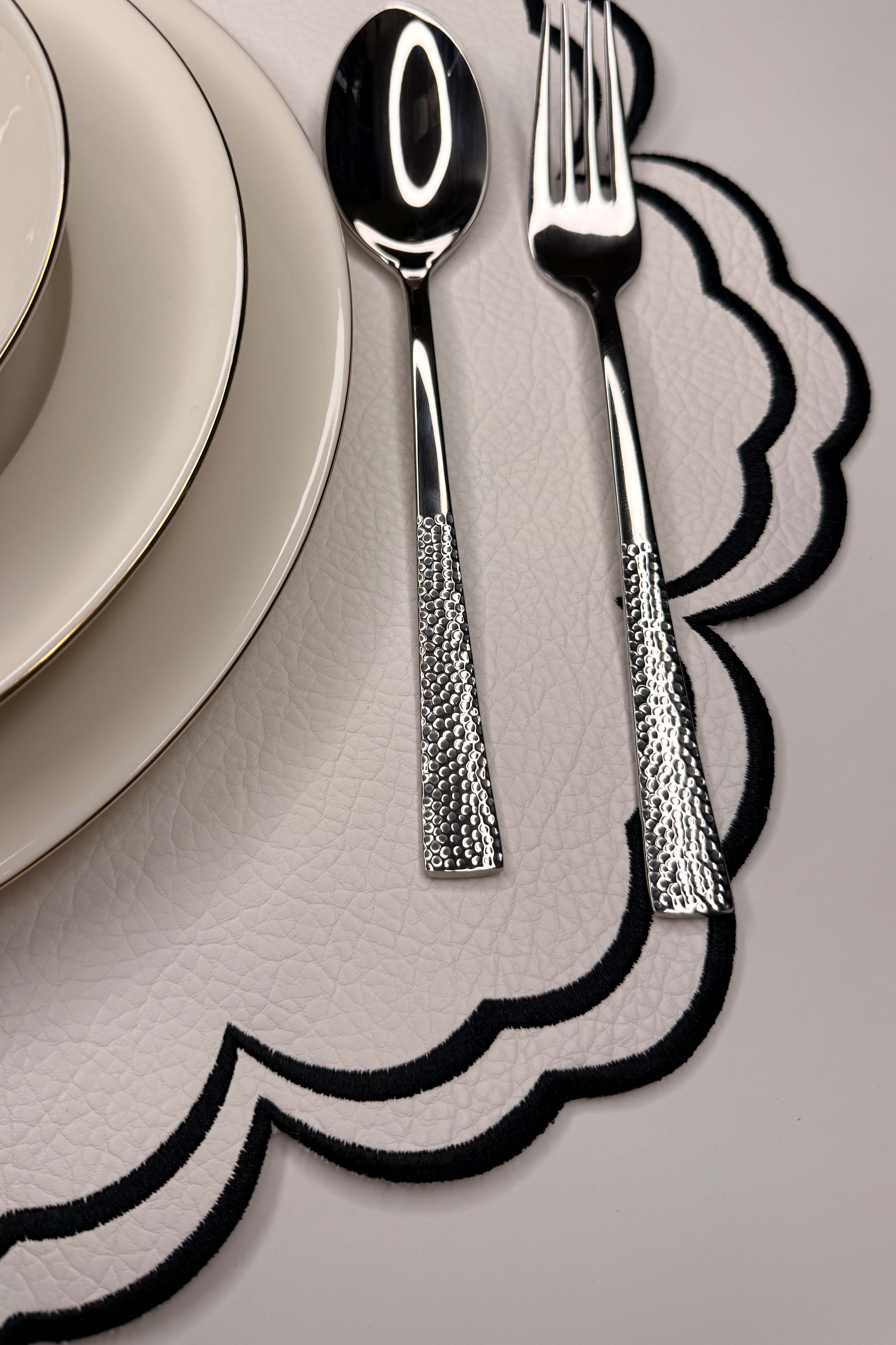 Bloom Beyaz Suni Deri Nakışlı Amerikan Servis 2 Adet