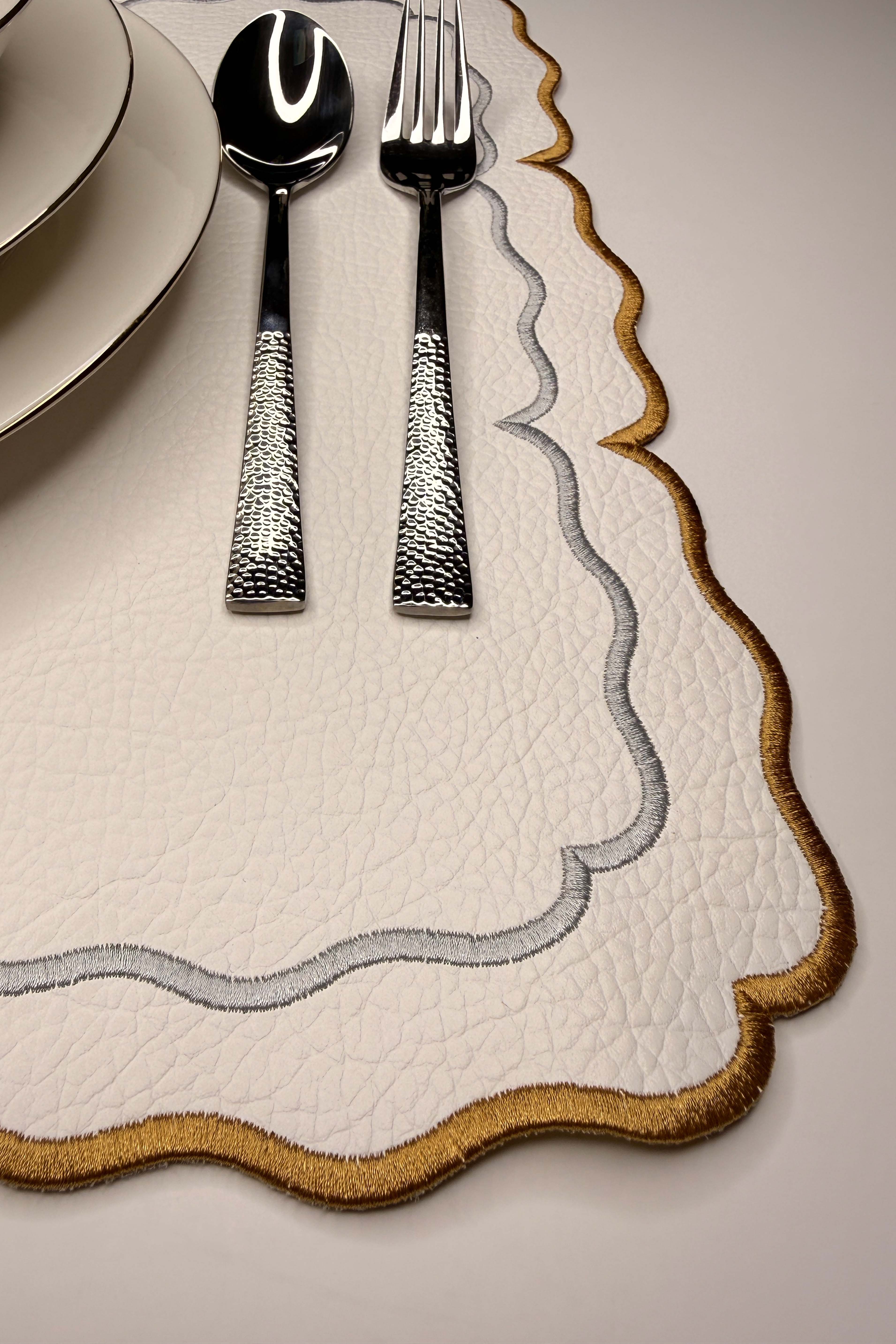 Royal Beyaz Suni Deri Nakışlı Amerikan Servis 2 Adet