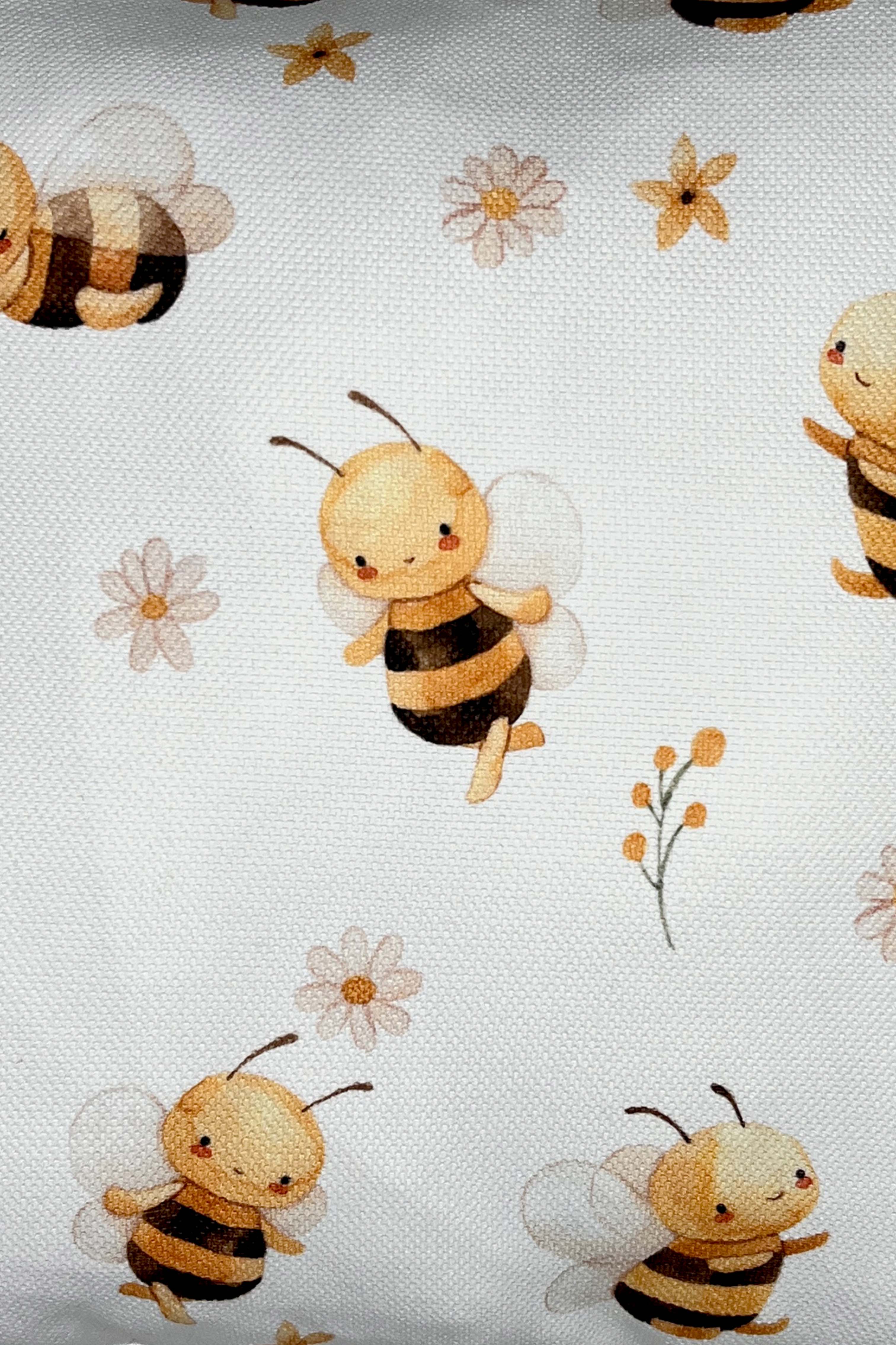 Buzz & Bloom – Arı Temalı İç Dolgulu Petek Dokulu Çocuk Kırlenti (32x32 cm)