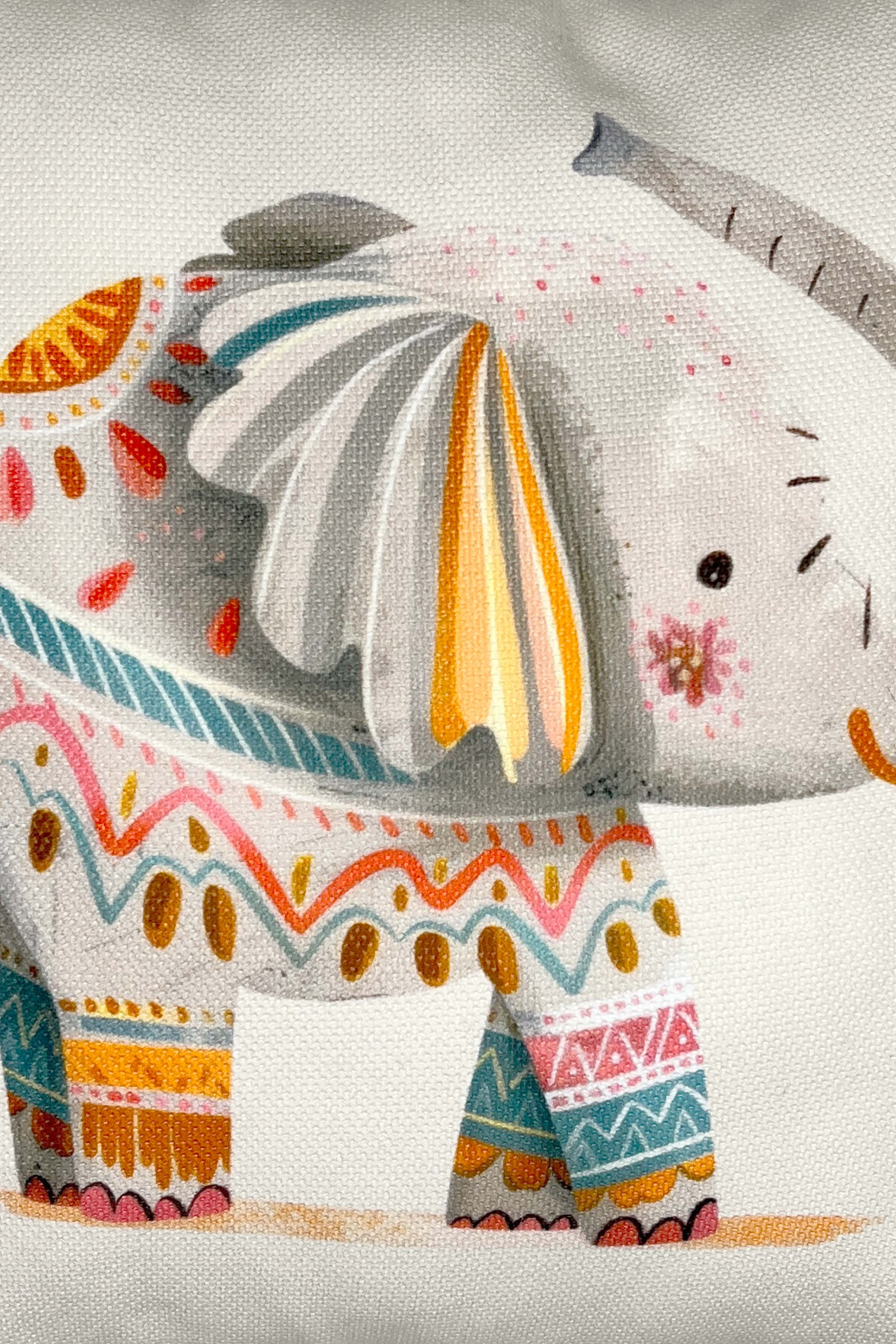 Painted Elephant – Fil Temalı İç Dolgulu Petek Dokulu Çocuk Kırlenti (32x32 cm)
