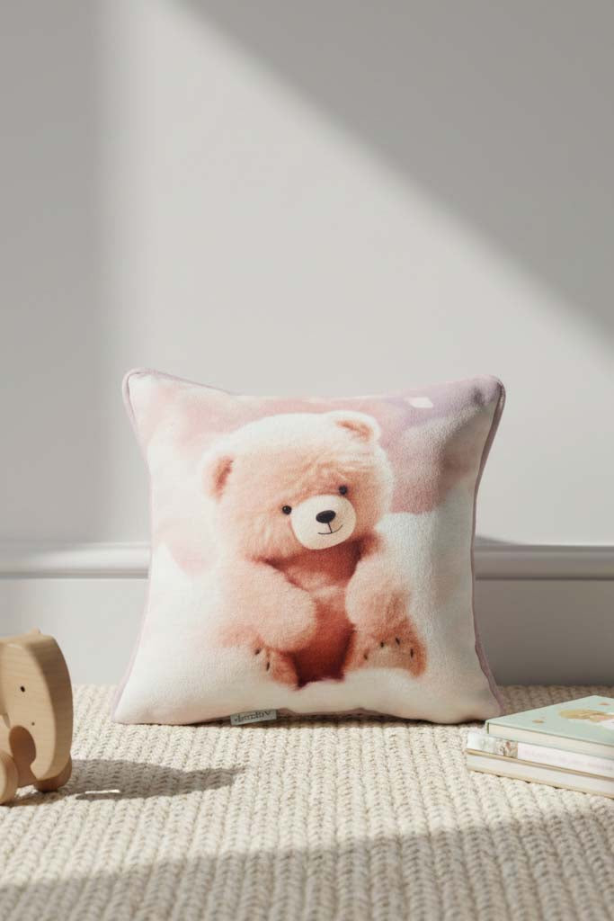 Teddy Snuggle – Ayıcık Temalı İç Dolgulu Dijital Baskılı Kadife Çocuk Kırlenti (32x32 cm)