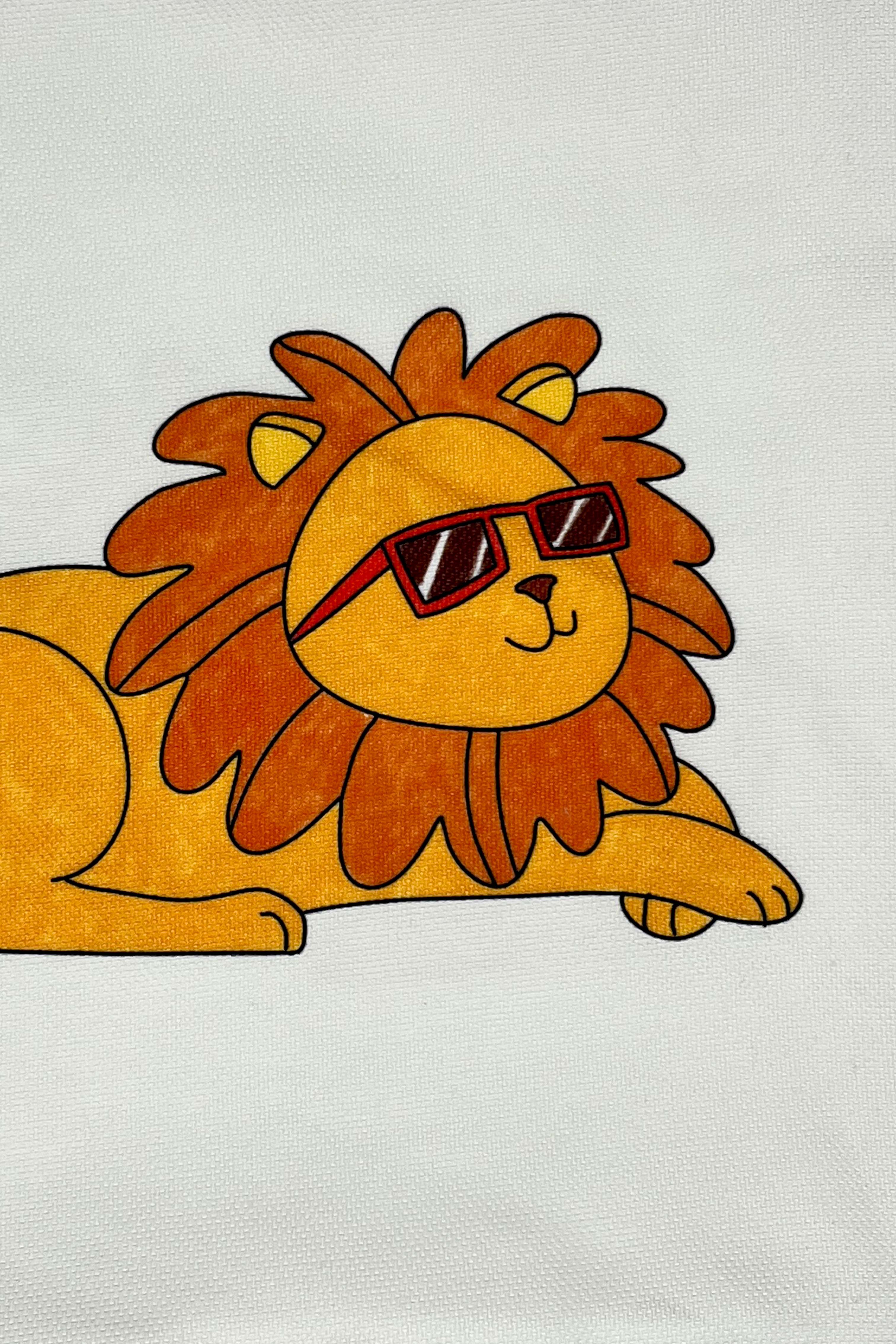Cool Lion – Havalı Aslan İç Dolgulu Petek Dokulu Çocuk Kırlenti (32x32 cm)