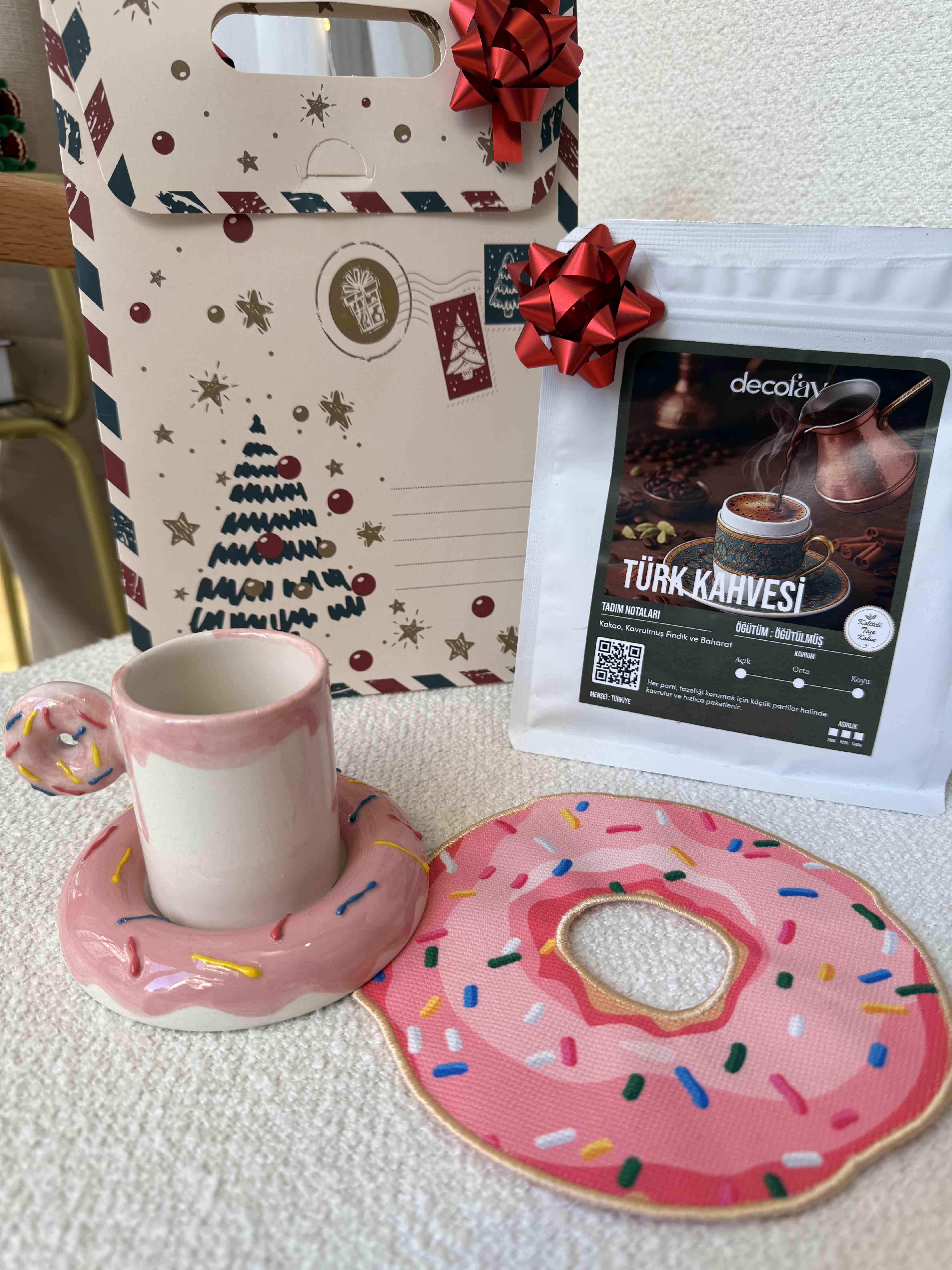 Donut Pembe Kahve, Fincan ve Kokteyl Peçetesi Hediye Seti