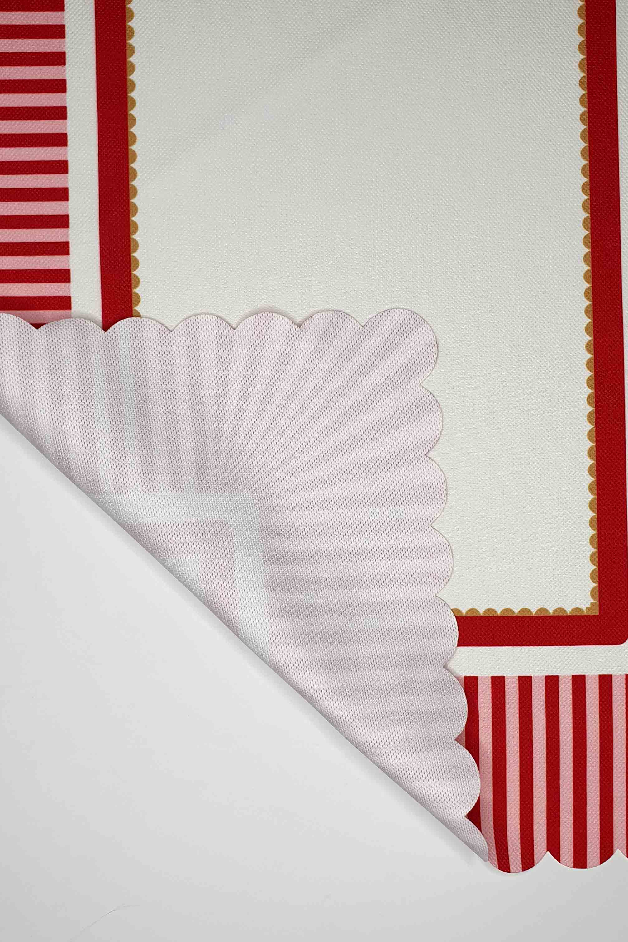 Winter Whispers Kırmızı – Ren Geyiği ve Kırmızı Kuş Lazer Kesim Fırın Örtüsü - 43x55cm