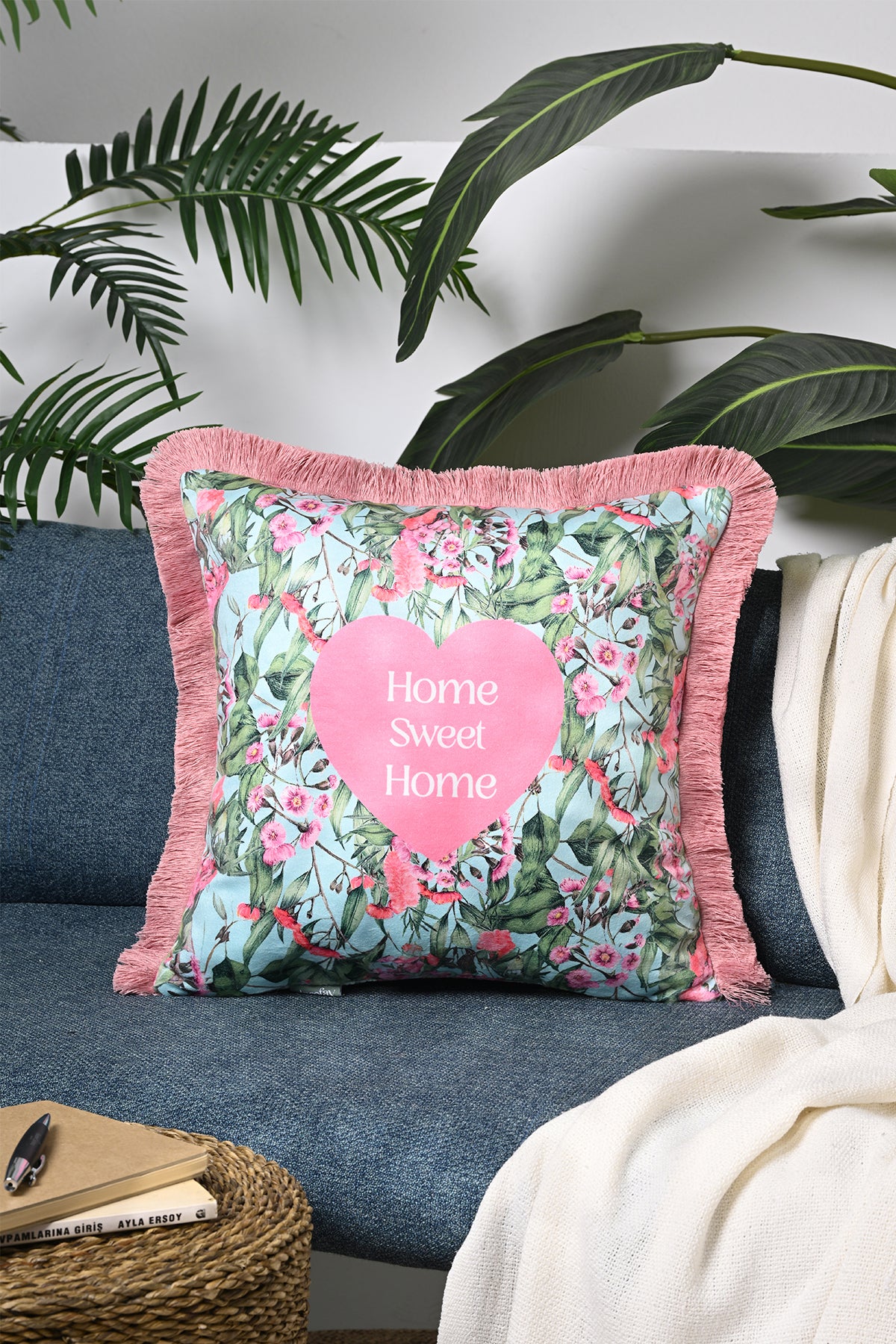Home Sweet Home Yazılı Pembe Çiçek Desenli Dijital Baskılı Kadife Kırlent Kılıfı Saçaklı