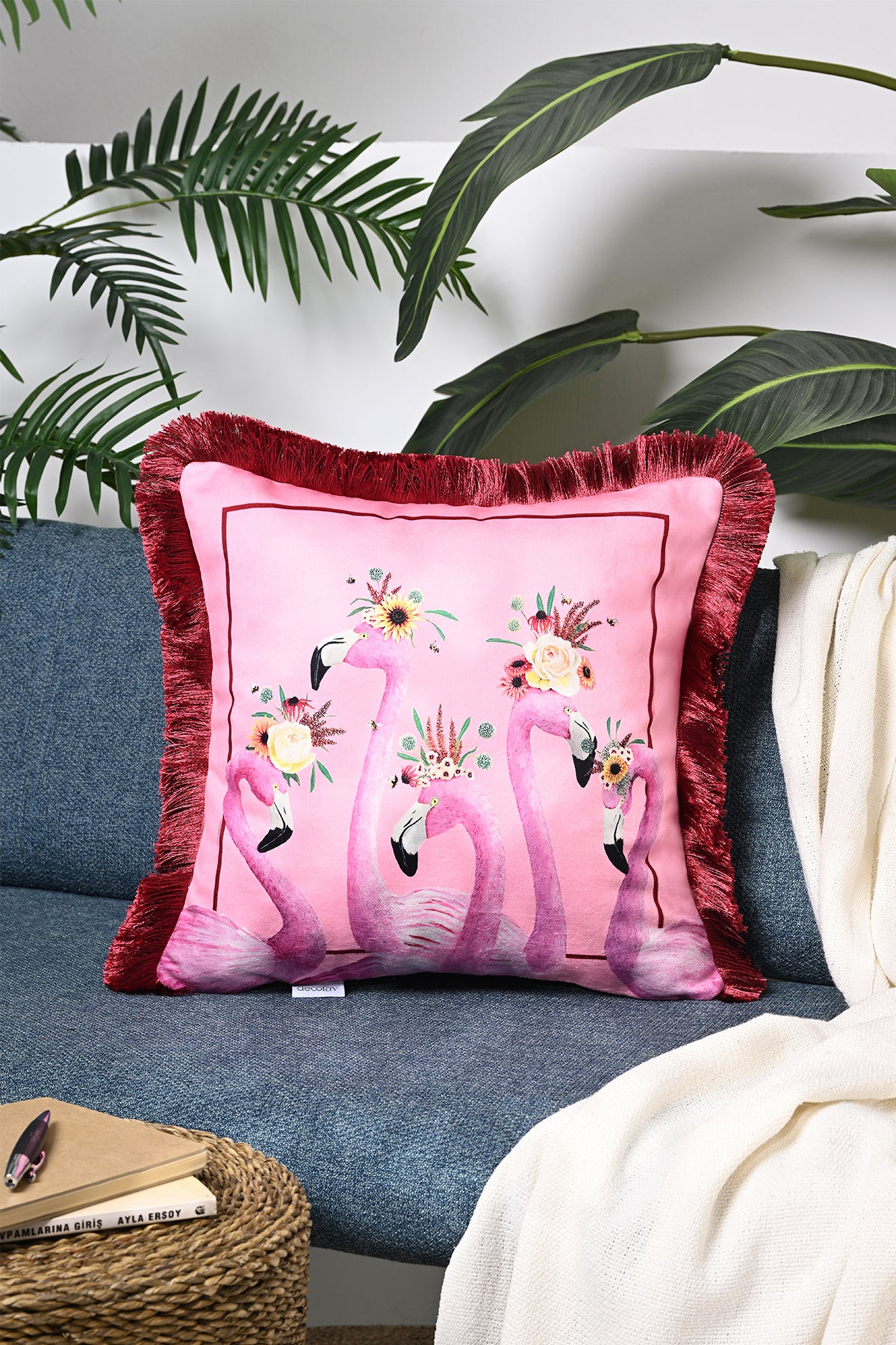 Pembe Zemin Flamingo Desenli Dijital Baskılı Kadife Kırlent Kılıfı Saçaklı