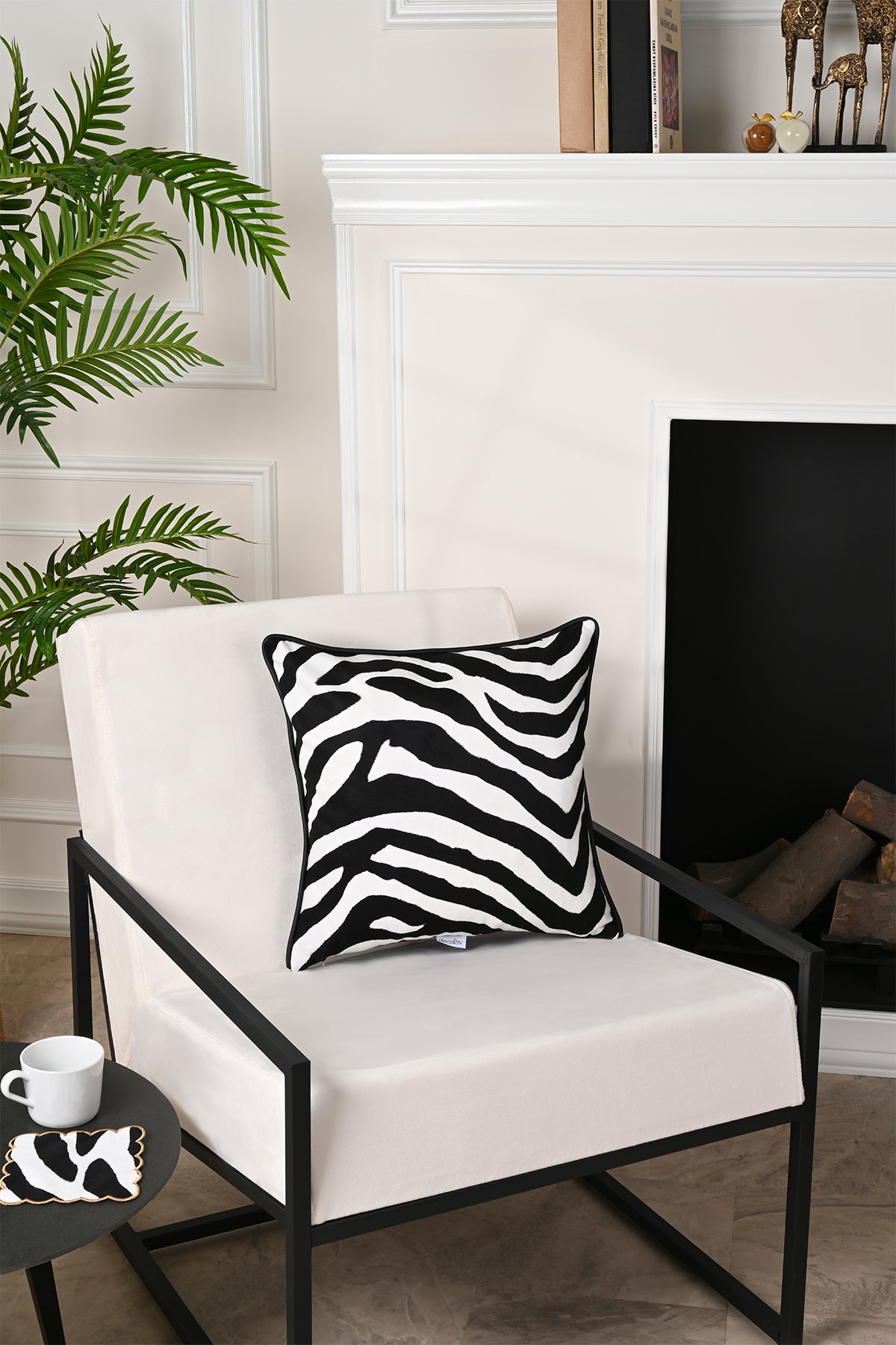 Zebra Desenli Deri Fitilli Kadife Kırlent Kılıfı 43x43cm