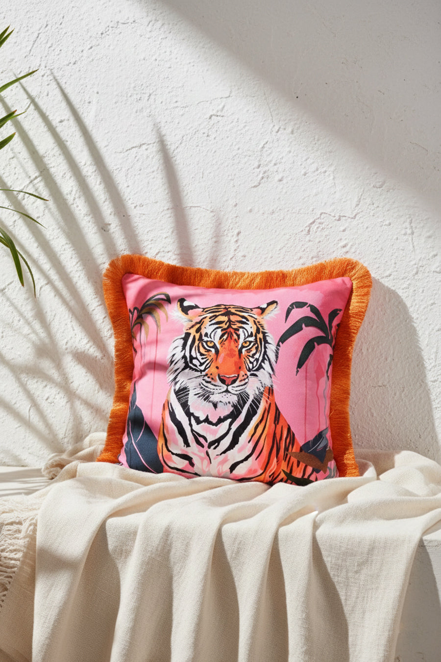 Kaplan Desenli Pembe Kadife Saçaklı Dekoratif Kırlent Kılıfı 43x43 cm