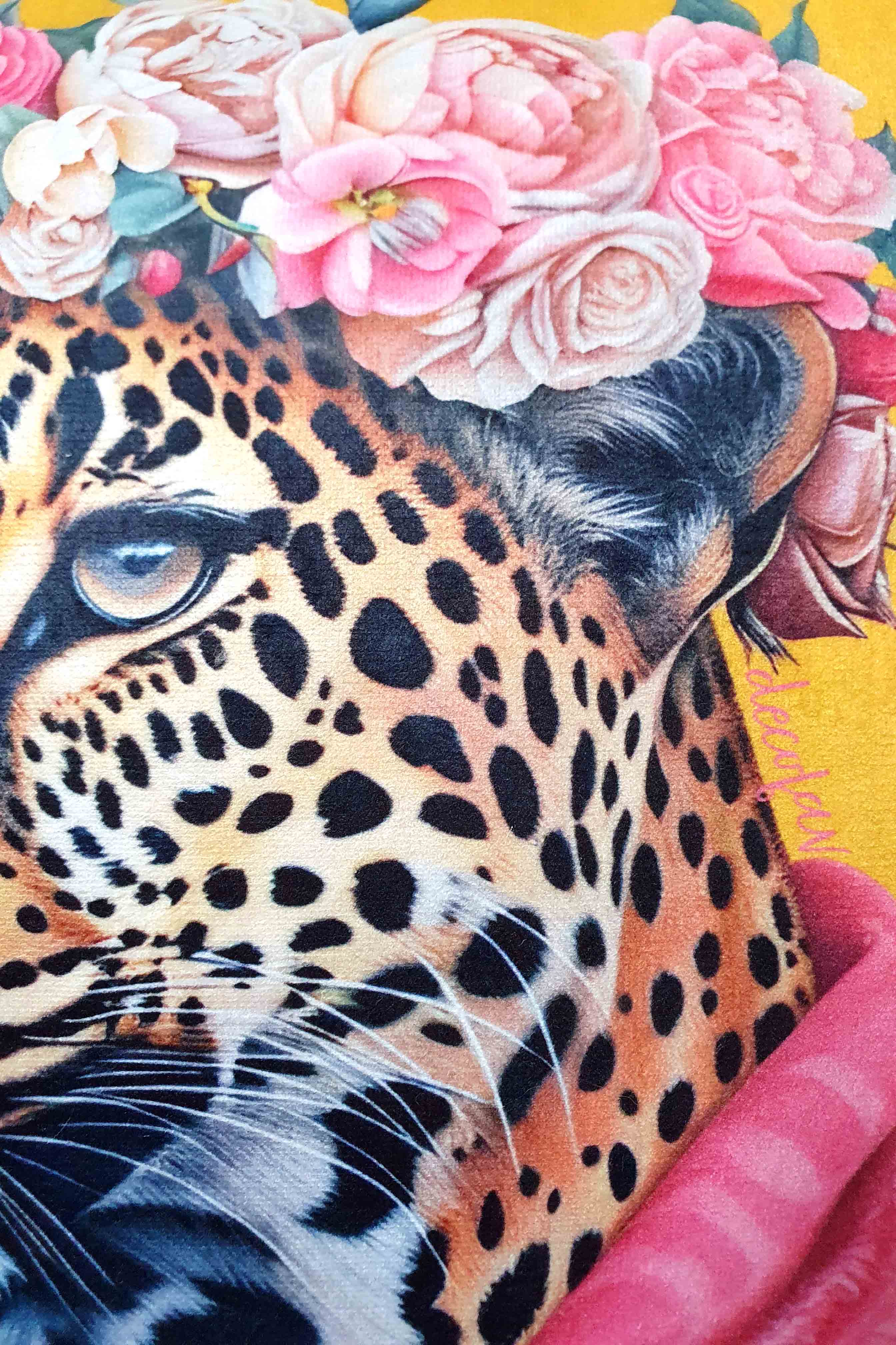 Jungle Royalty – Çiçek Taçlı Leopar Saçaklı Kadife Kırlent Kılıfı - 43x43cm