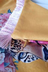 Jungle Royalty – Çiçek Taçlı Leopar Saçaklı Kadife Kırlent Kılıfı - 43x43cm