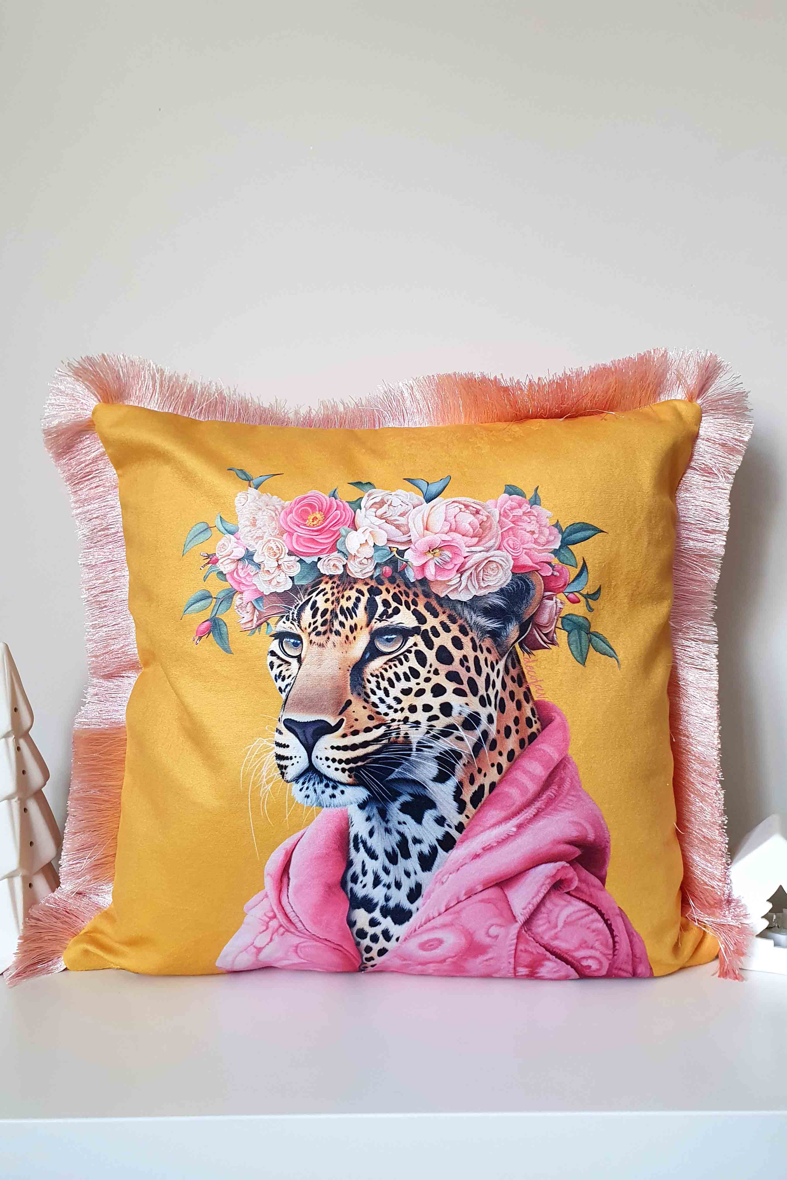Jungle Royalty – Çiçek Taçlı Leopar Saçaklı Kadife Kırlent Kılıfı - 43x43cm