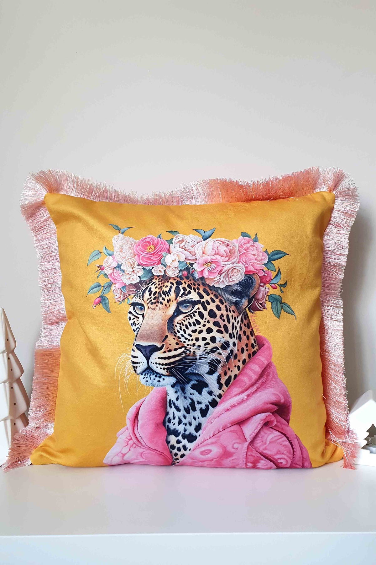 Jungle Royalty – Çiçek Taçlı Leopar Saçaklı Kadife Kırlent Kılıfı - 43x43cm