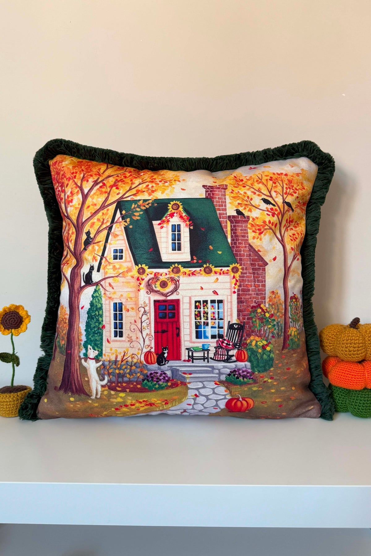 Şirin Sonbahar Evi Tasarımlı Saçaklı Kırlent Kılıfı 3D Punch Nakış Efekt Dijital Baskılı 43x43cm