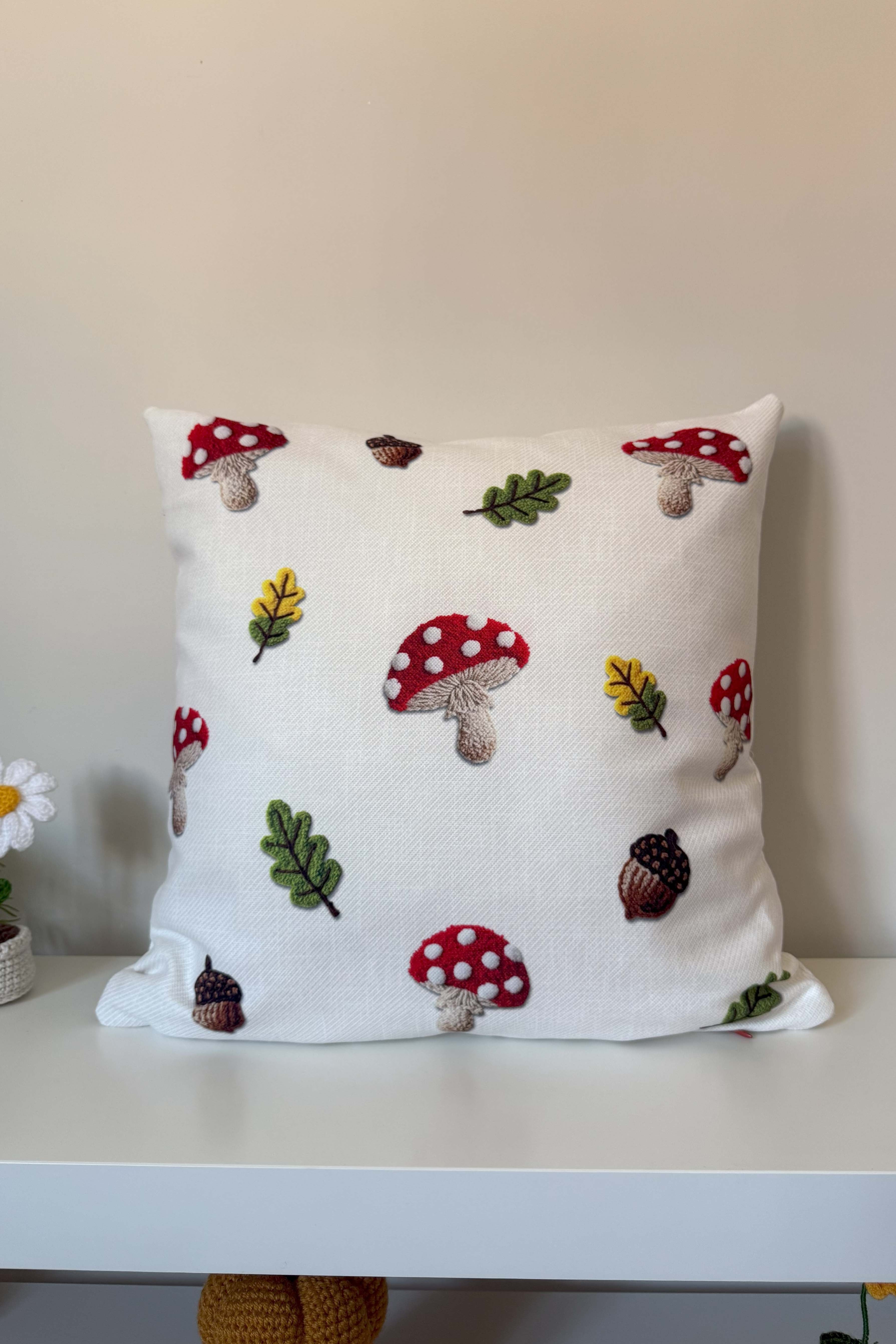 Mantar Desenli Kırlent Kılıfı 3D Punch Nakış Efekt Dijital Baskılı 43x43cm
