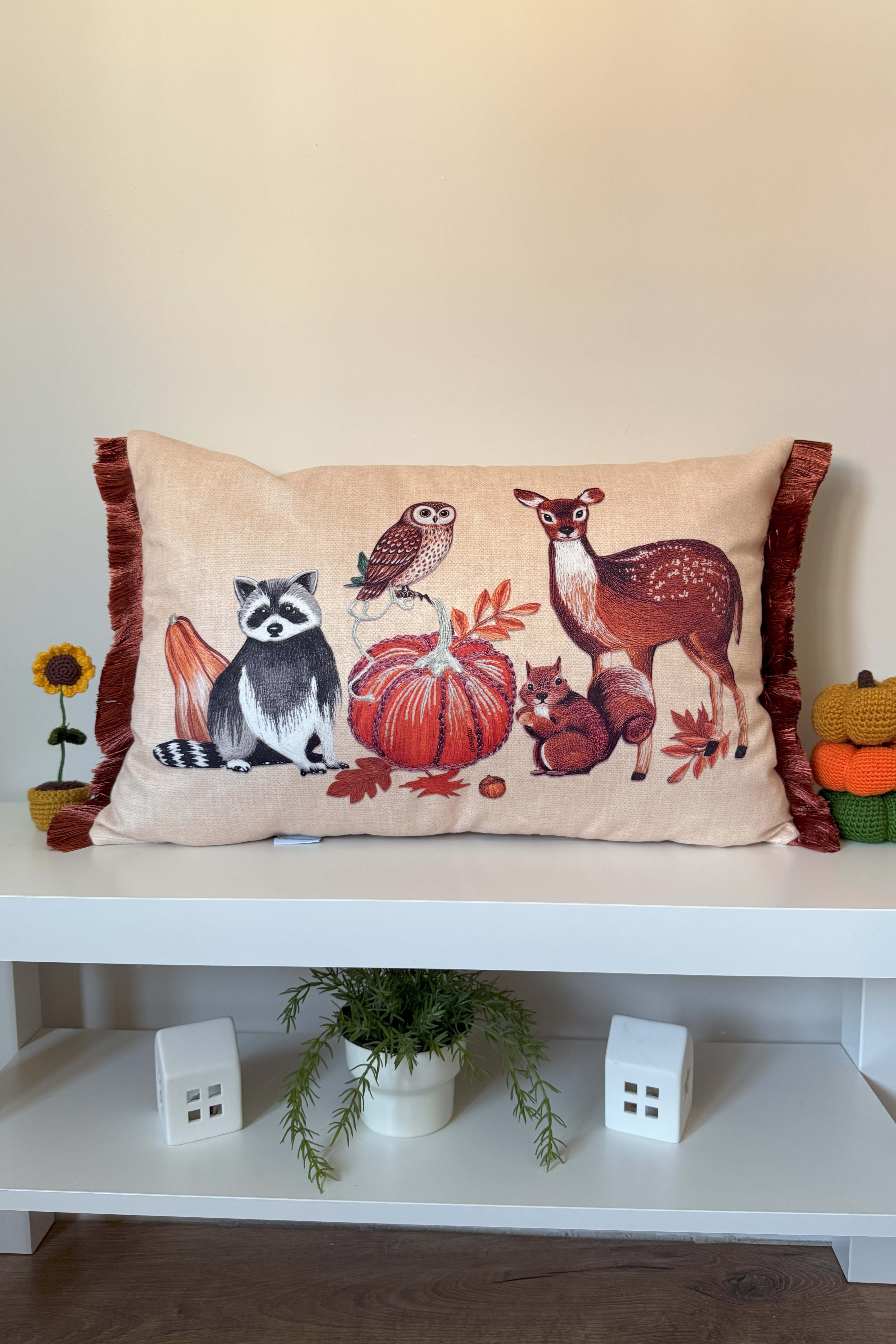Sonbahar Hayvanları Tasarımlı Saçaklı Kırlent Kılıfı 3D Punch Nakış Efekt Dijital Baskılı 55x35cm