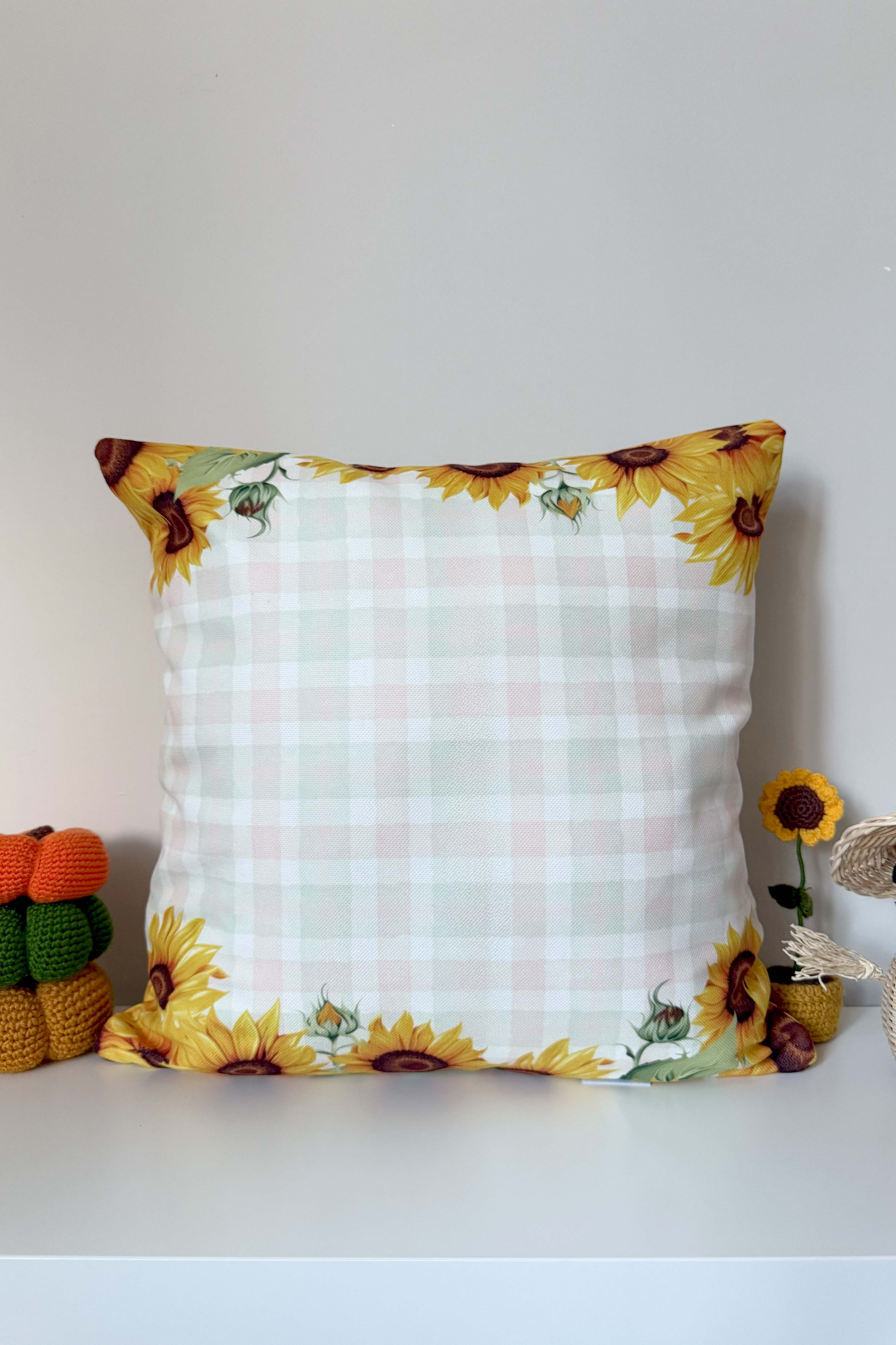 Ayçiçekli Çiftçi Korkuluklar – Sonbahar Dostları Kırlent Kılıfı Dijital Baskılı 43x43cm