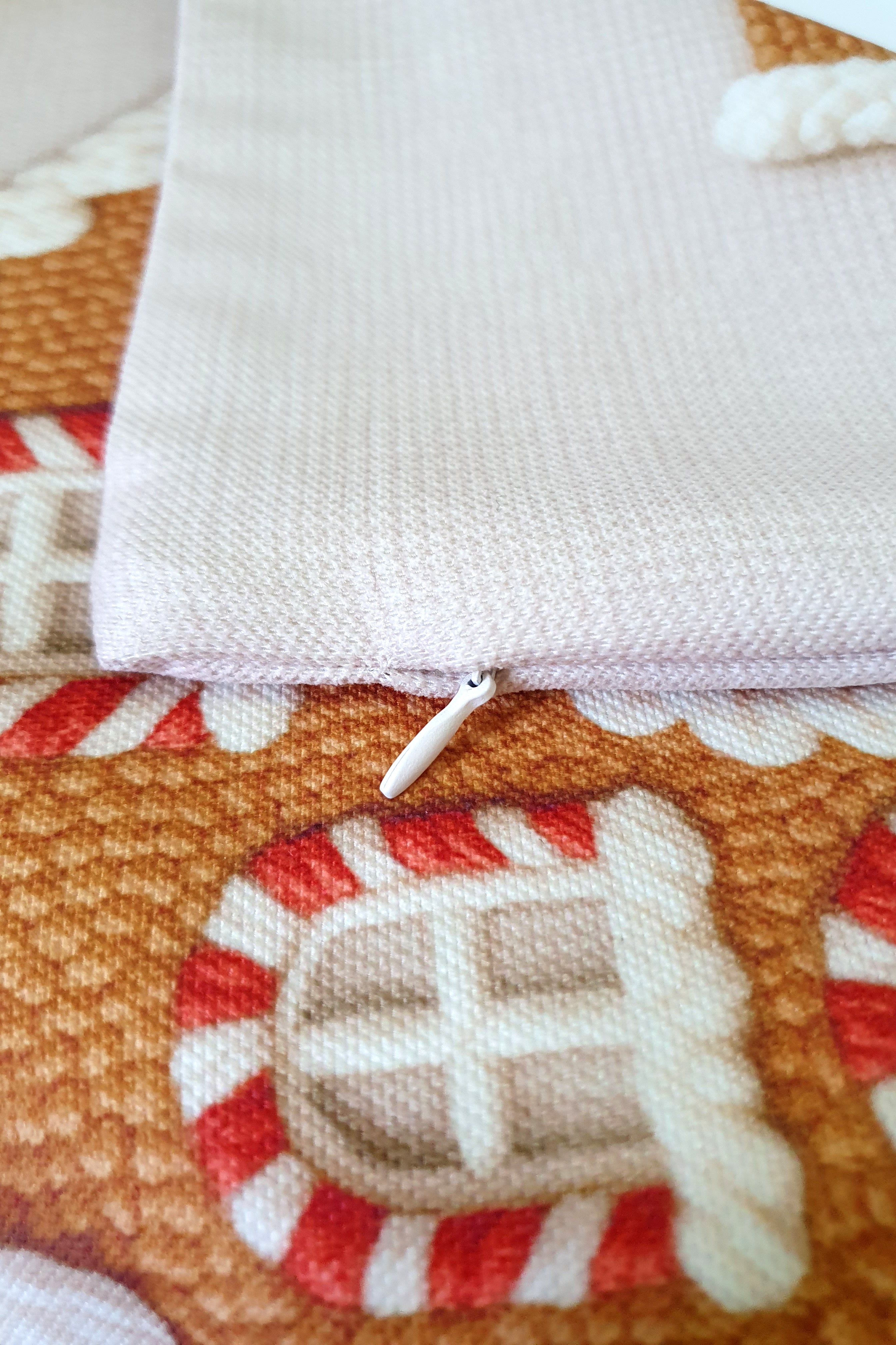 Tatlı Kış Evi Zencefilli Kurabiye Kırlent Kılıfı - 43x43cm