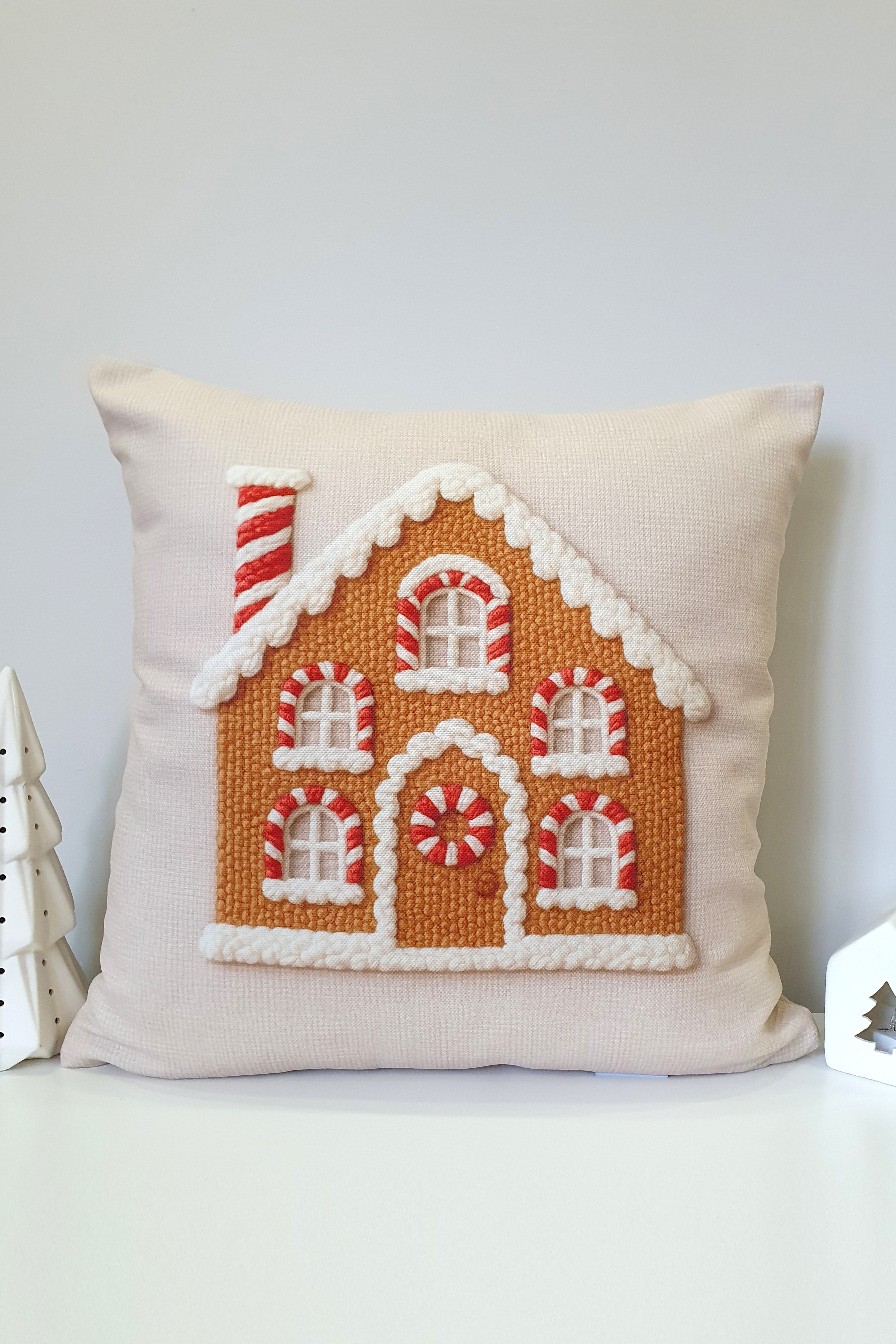 Tatlı Kış Evi Zencefilli Kurabiye Kırlent Kılıfı - 43x43cm