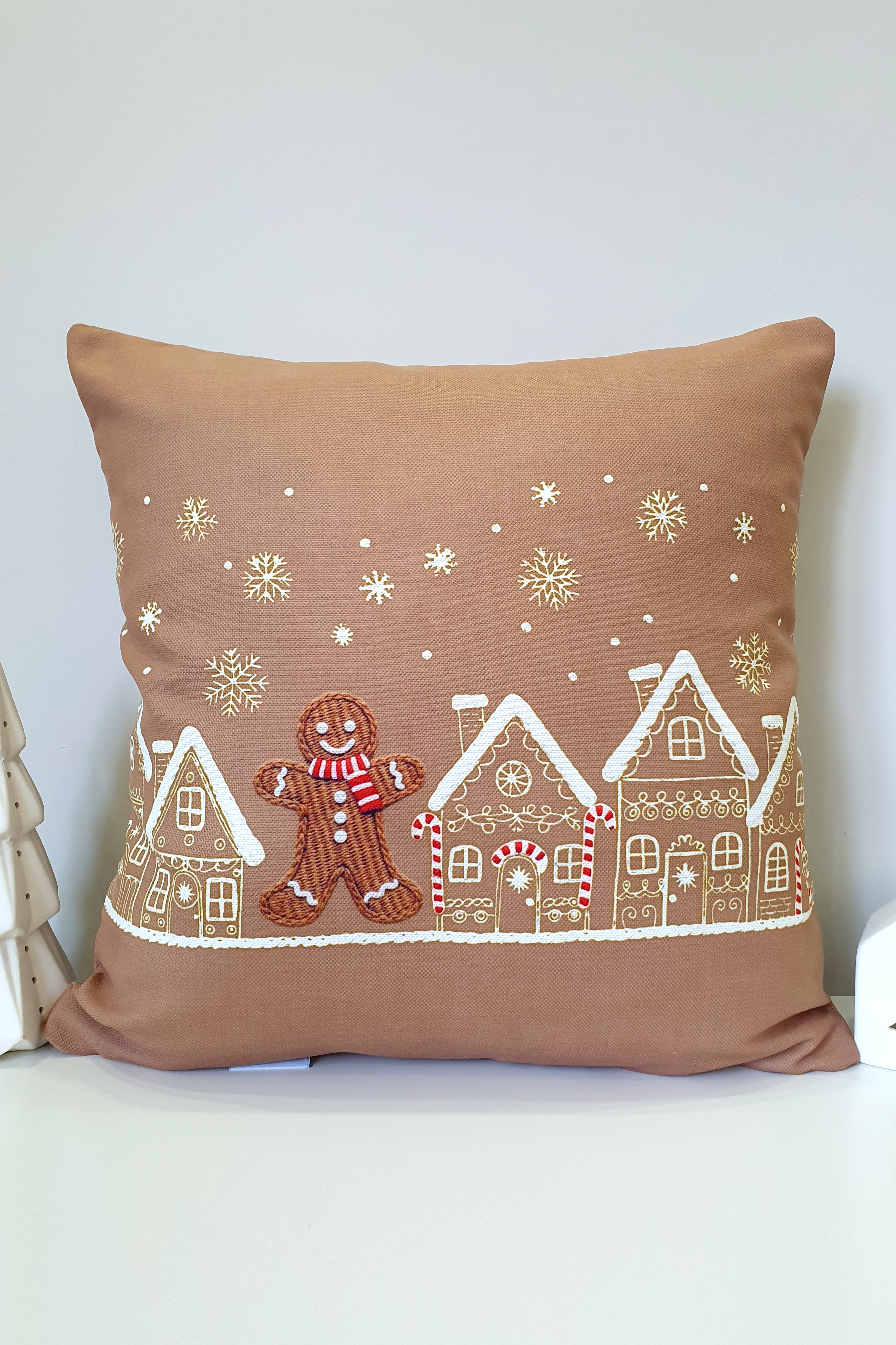 Şeker Kasabası Zencefilli Gingerbread Kırlent Kılıfı - 43x43cm