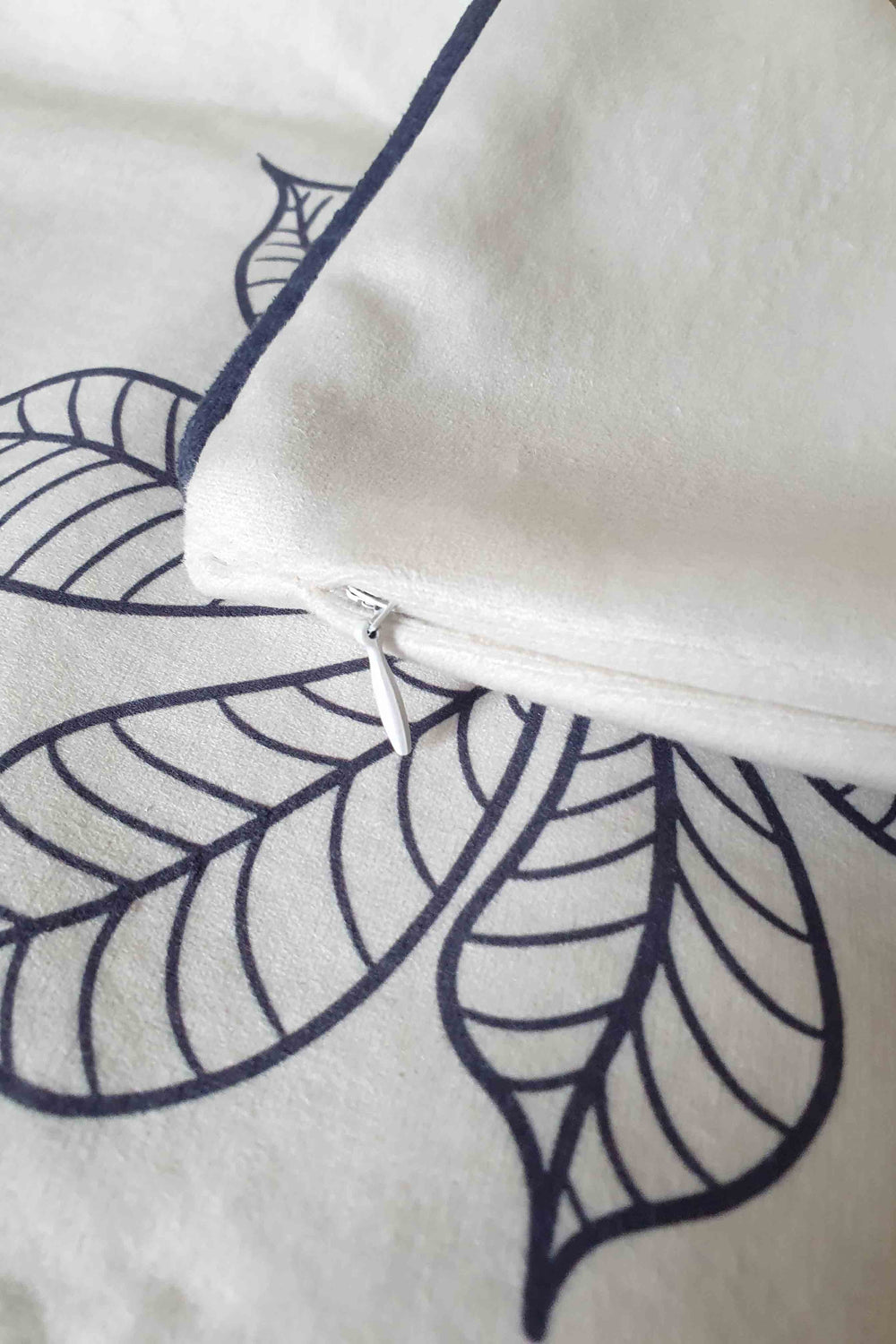 Chestnut Grace – Atkestanesi Yaprağı Baskılı Kadife Kırlent Kılıfı Fitilli - 43x43cm - Decofav | Kırlent, Sofra Tekstili, Kumaş