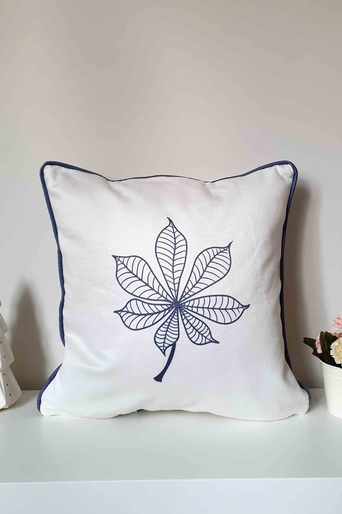 Chestnut Grace – Atkestanesi Yaprağı Baskılı Kadife Kırlent Kılıfı Fitilli - 43x43cm