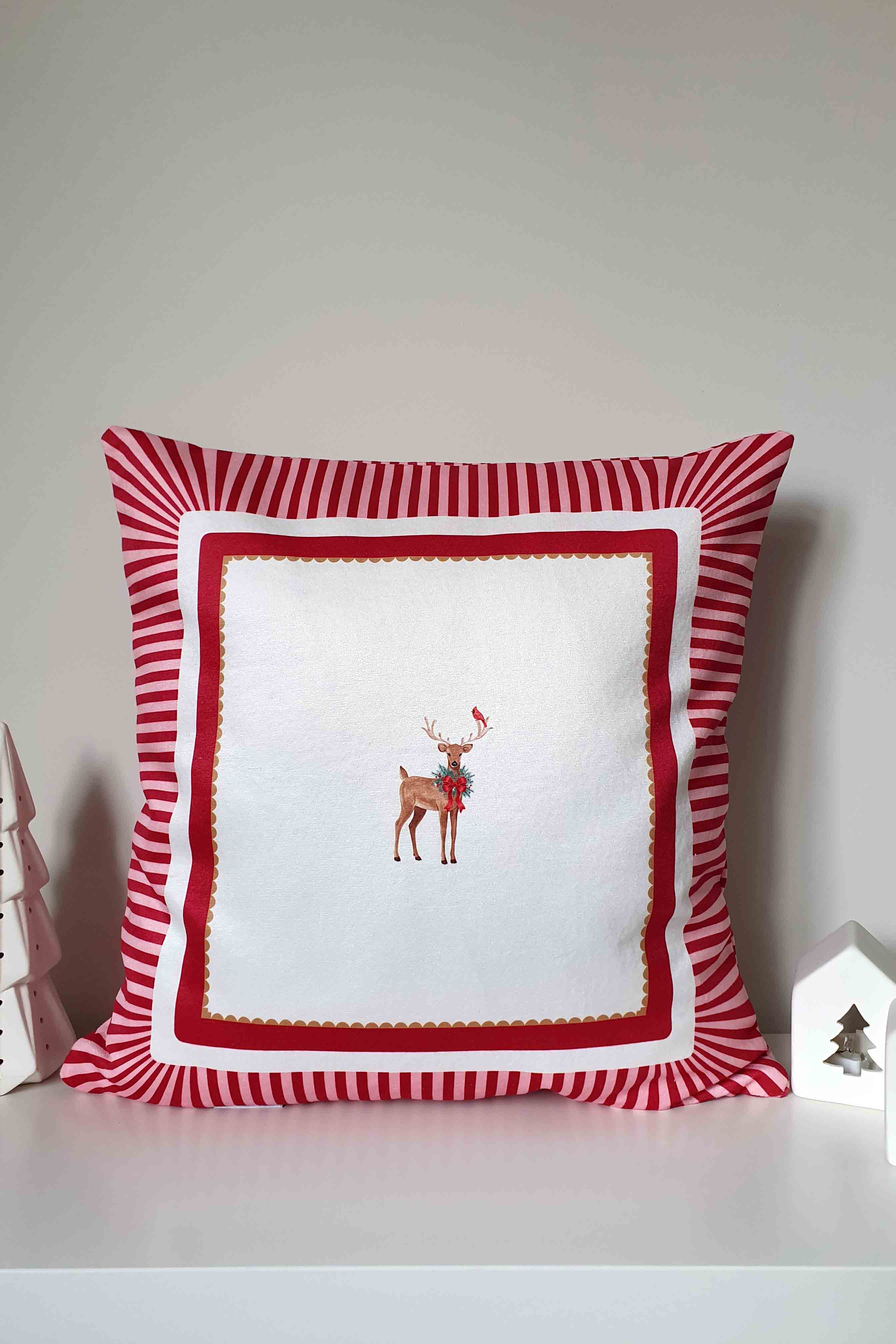 Winter Whispers Kırmızı – Ren Geyiği ve Kırmızı Kuş Kadife Kırlent Kılıfı - 43x43cm