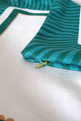 Winter Whispers Yeşil – Ren Geyiği ve Kırmızı Kuş Kadife Kırlent Kılıfı - 43x43cm