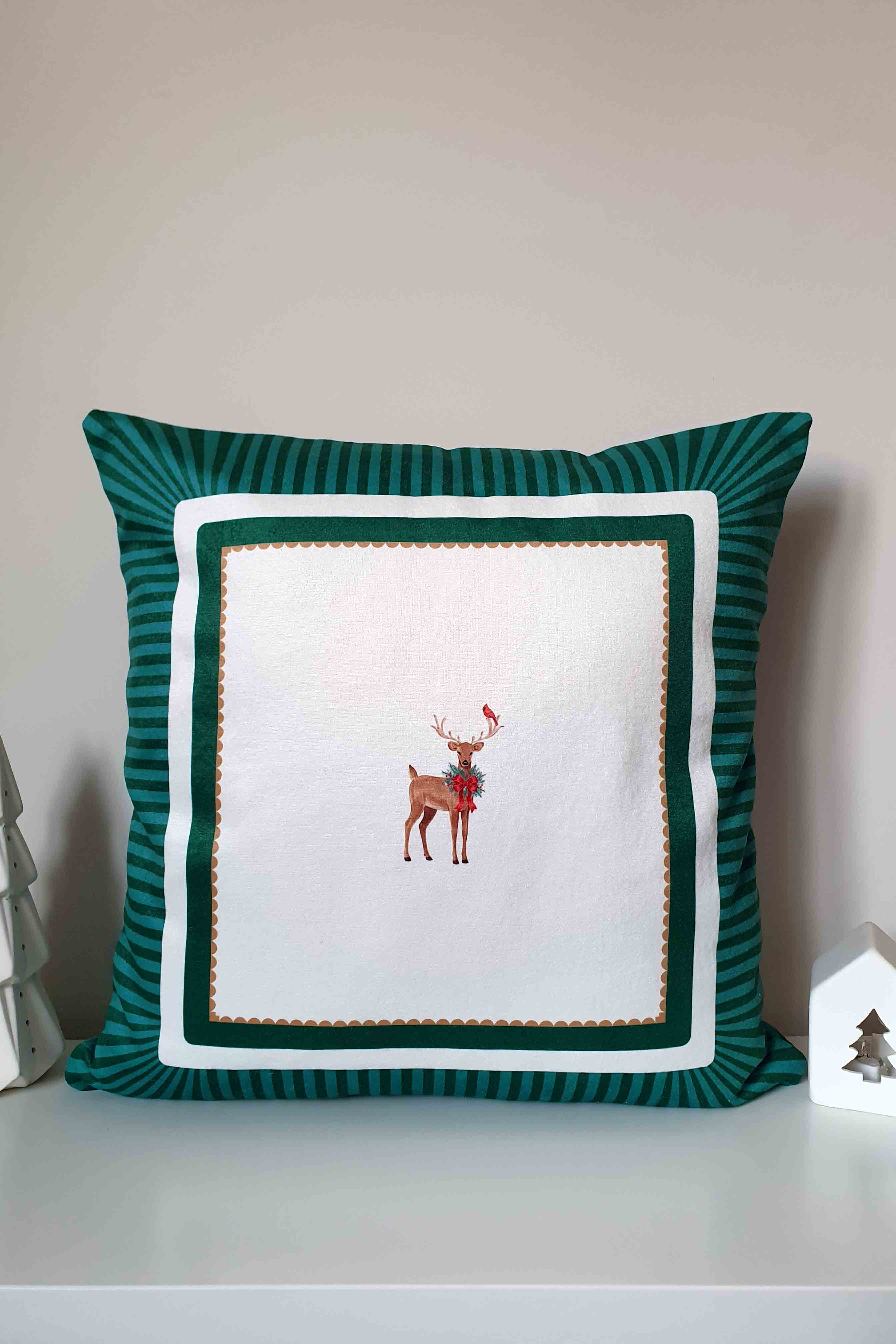 Winter Whispers Yeşil – Ren Geyiği ve Kırmızı Kuş Kadife Kırlent Kılıfı - 43x43cm