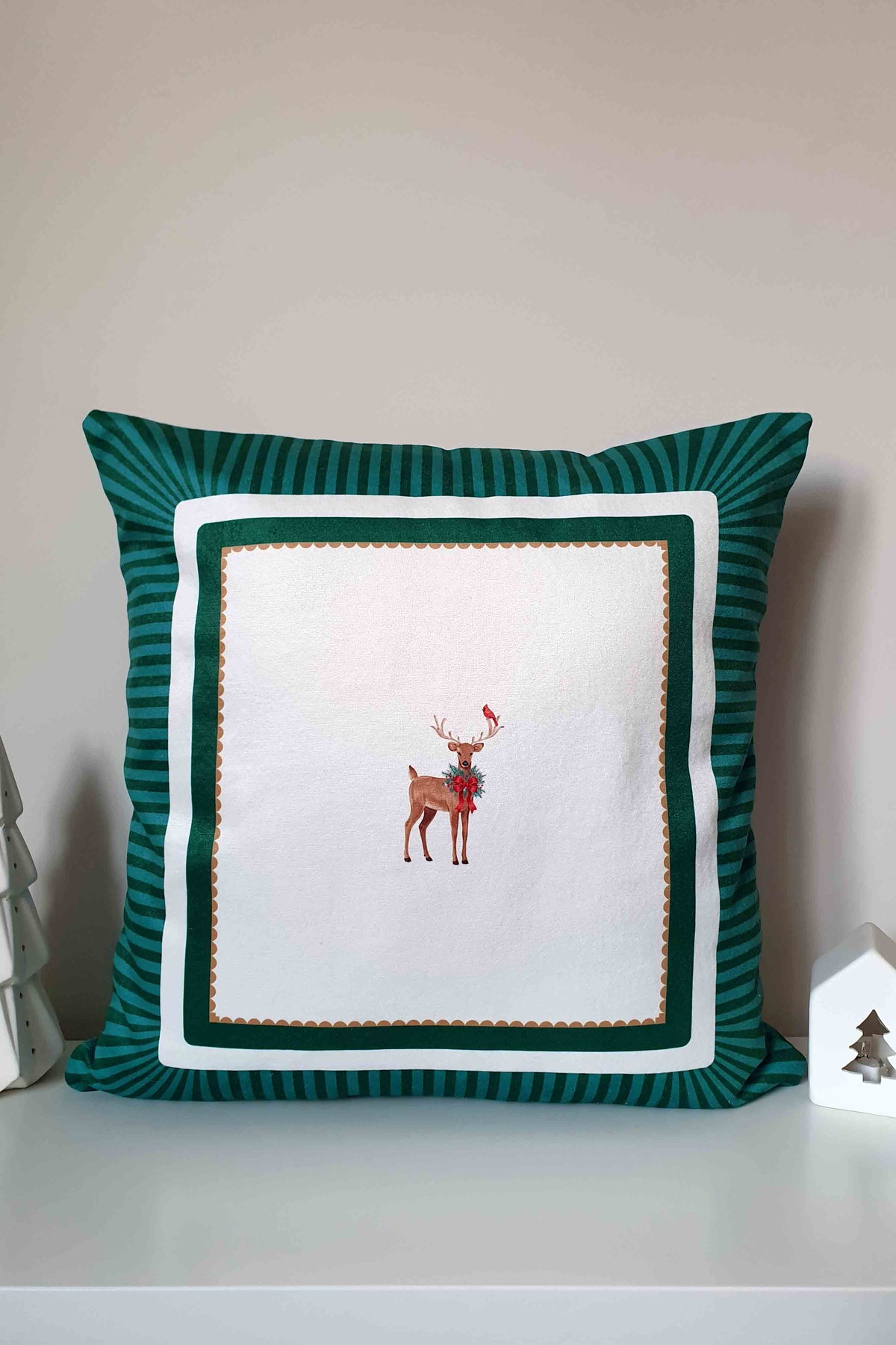 Winter Whispers Yeşil – Ren Geyiği ve Kırmızı Kuş Kadife Kırlent Kılıfı - 43x43cm