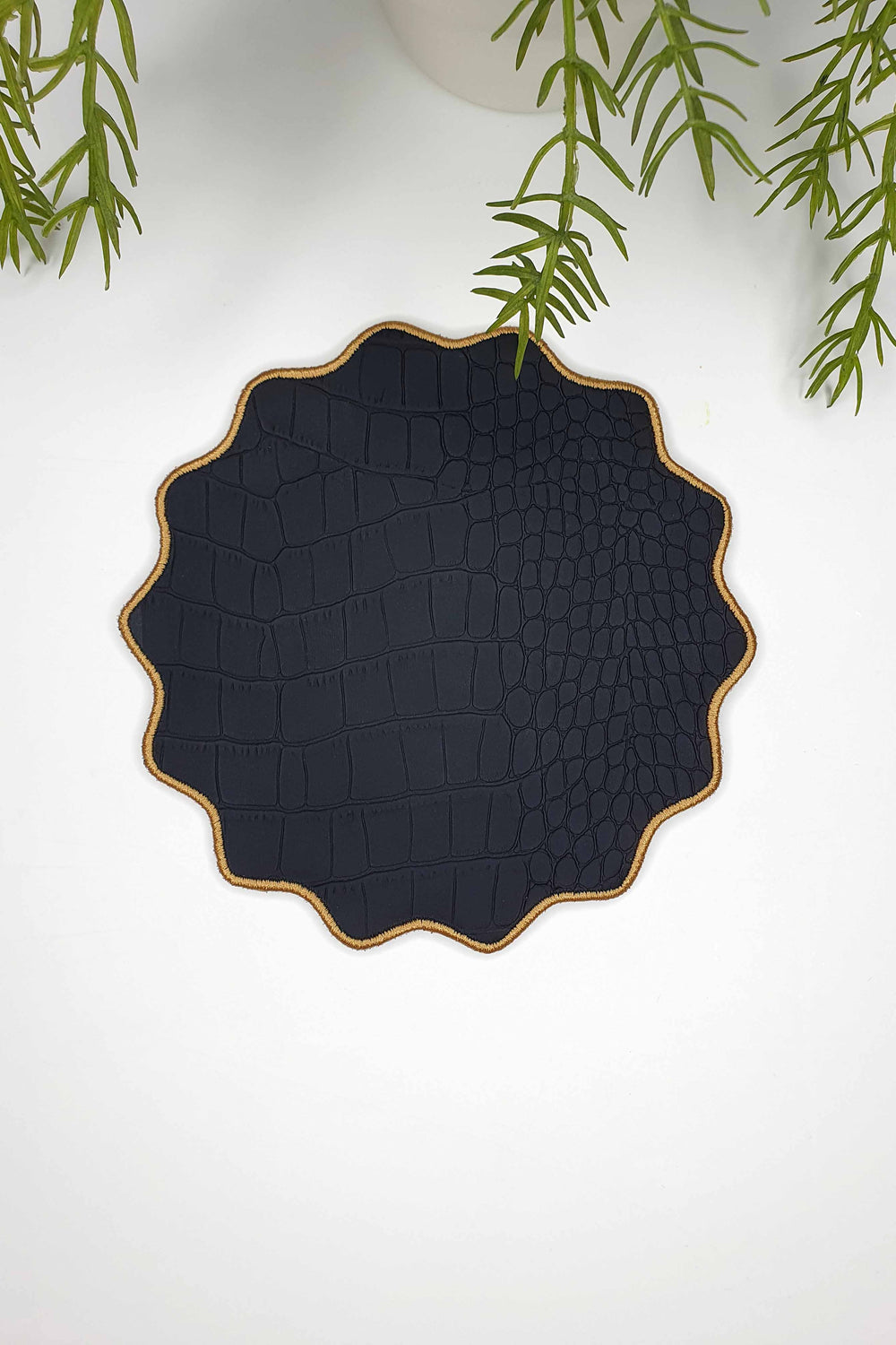 Siyah Mat Suni Timsah Derisi Kumaş Tırtıklı Oval Nakışlı Kokteyl Peçetesi 1 Adet - Decofav | Kırlent, Sofra Tekstili, Kumaş