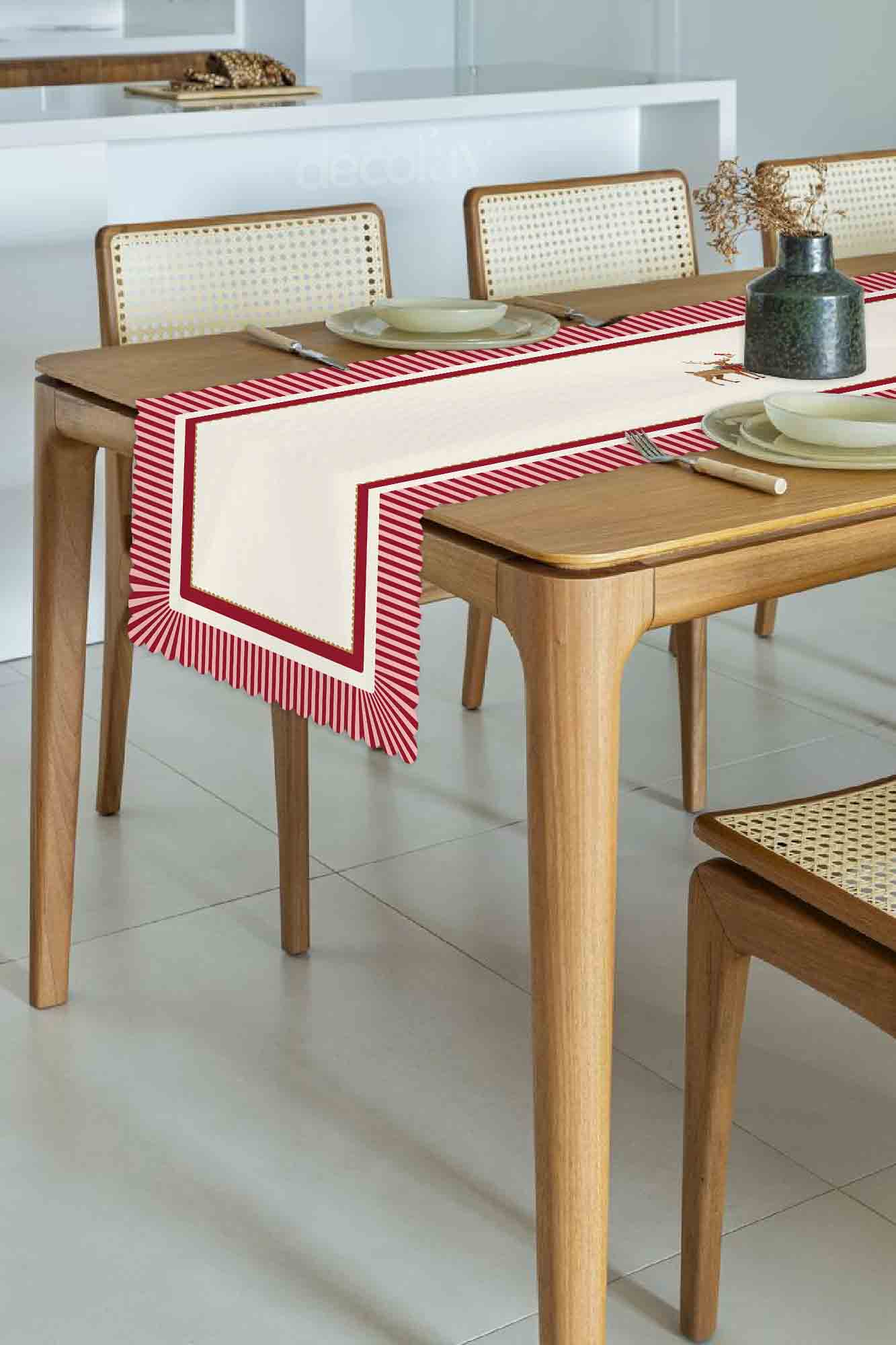 Winter Whispers Kırmızı – Ren Geyiği ve Kırmızı Kuş Lazer Kesim Runner - 135x48cm