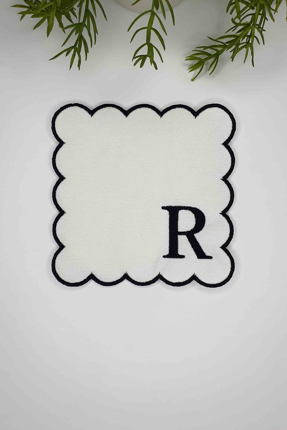 R Harfi Siyah Nakışlı Monogram Patch Kumaş Kokteyl Peçetesi 1 Adet - Decofav | Kırlent, Sofra Tekstili, Kumaş