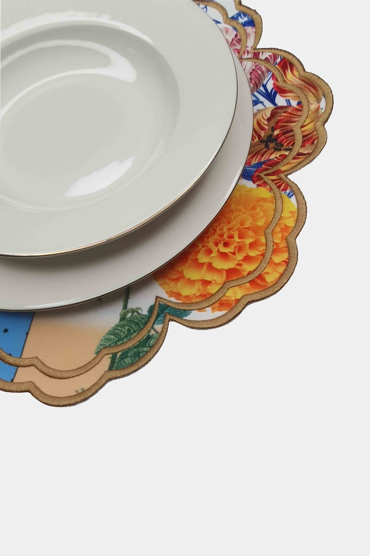 Bloom Çini Motifli ve Çiçekler Tasarım Desenli Altın Nakışlı Amerikan Servis 39x39 cm- 1 Adet