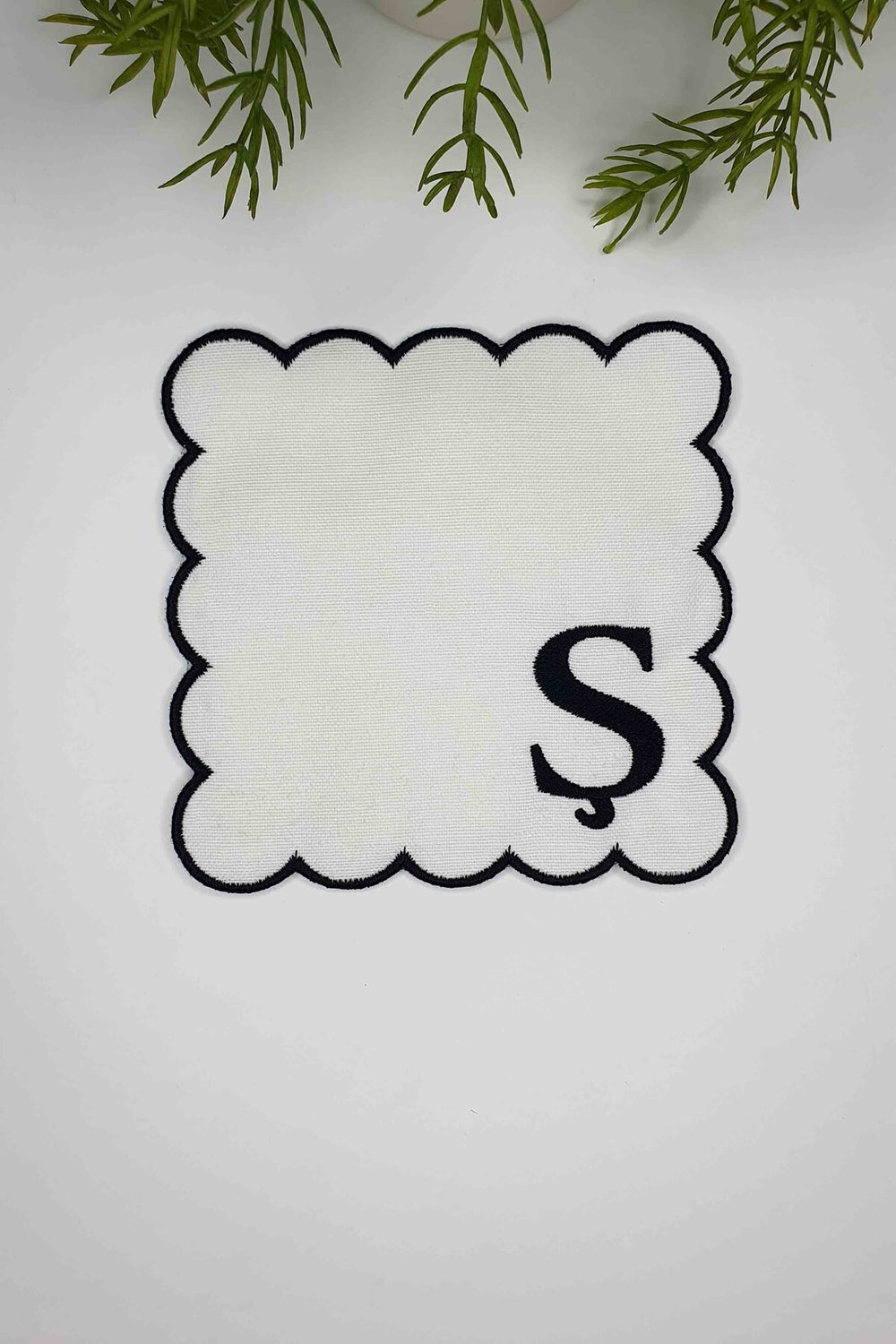Ş Harfi Siyah Nakışlı Monogram Patch Kumaş Kokteyl Peçetesi 1 Adet - Decofav | Kırlent, Sofra Tekstili, Kumaş