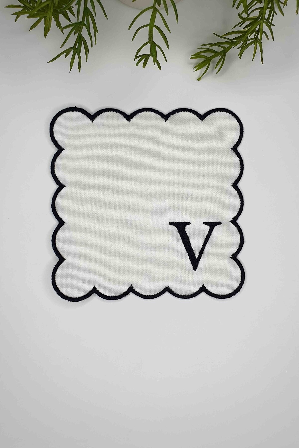 V Harfi Siyah Nakışlı Monogram Patch Kumaş Kokteyl Peçetesi 1 Adet - Decofav | Kırlent, Sofra Tekstili, Kumaş
