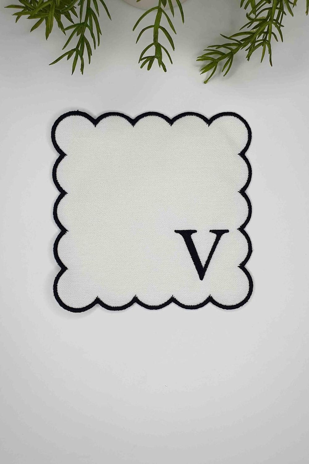 V Harfi Siyah Nakışlı Monogram Patch Kumaş Kokteyl Peçetesi 1 Adet - Decofav | Kırlent, Sofra Tekstili, Kumaş
