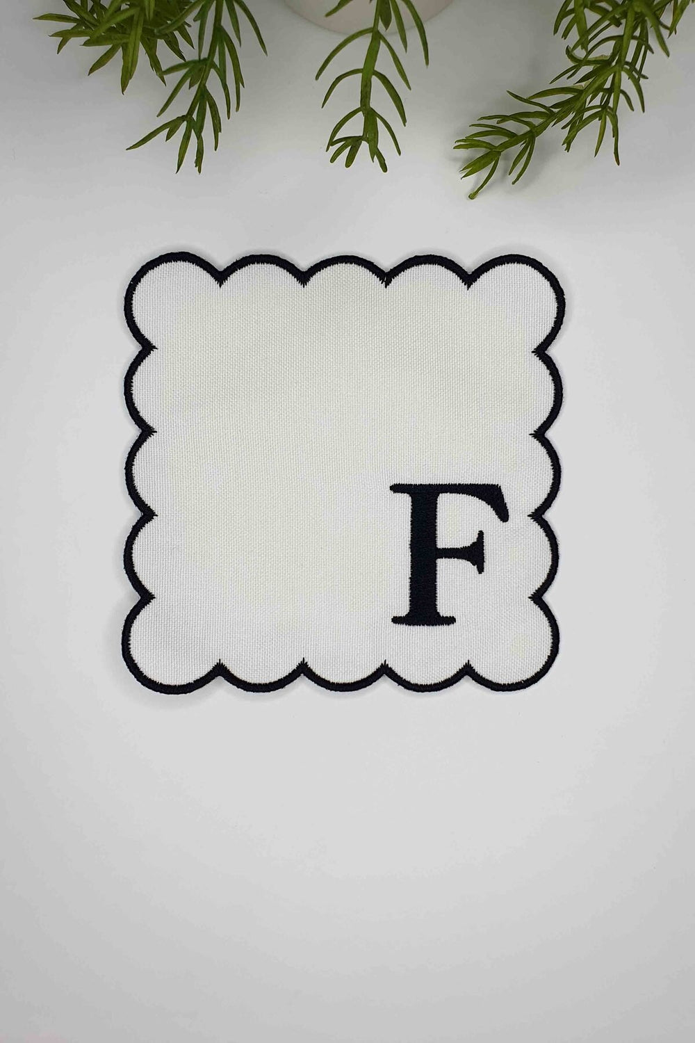 F Harfi Siyah Nakışlı Monogram Patch Kumaş Kokteyl Peçetesi 1 Adet - Decofav | Kırlent, Sofra Tekstili, Kumaş