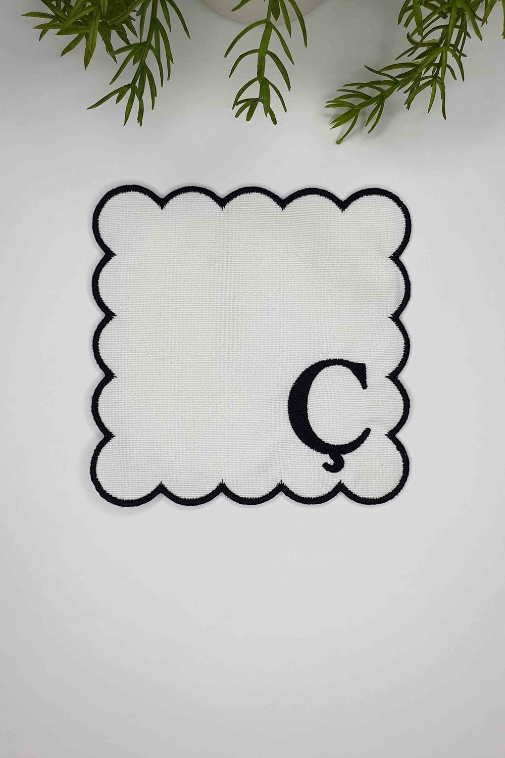 Ç Harfi Siyah Nakışlı Monogram Patch Kumaş Kokteyl Peçetesi 1 Adet - Decofav | Kırlent, Sofra Tekstili, Kumaş