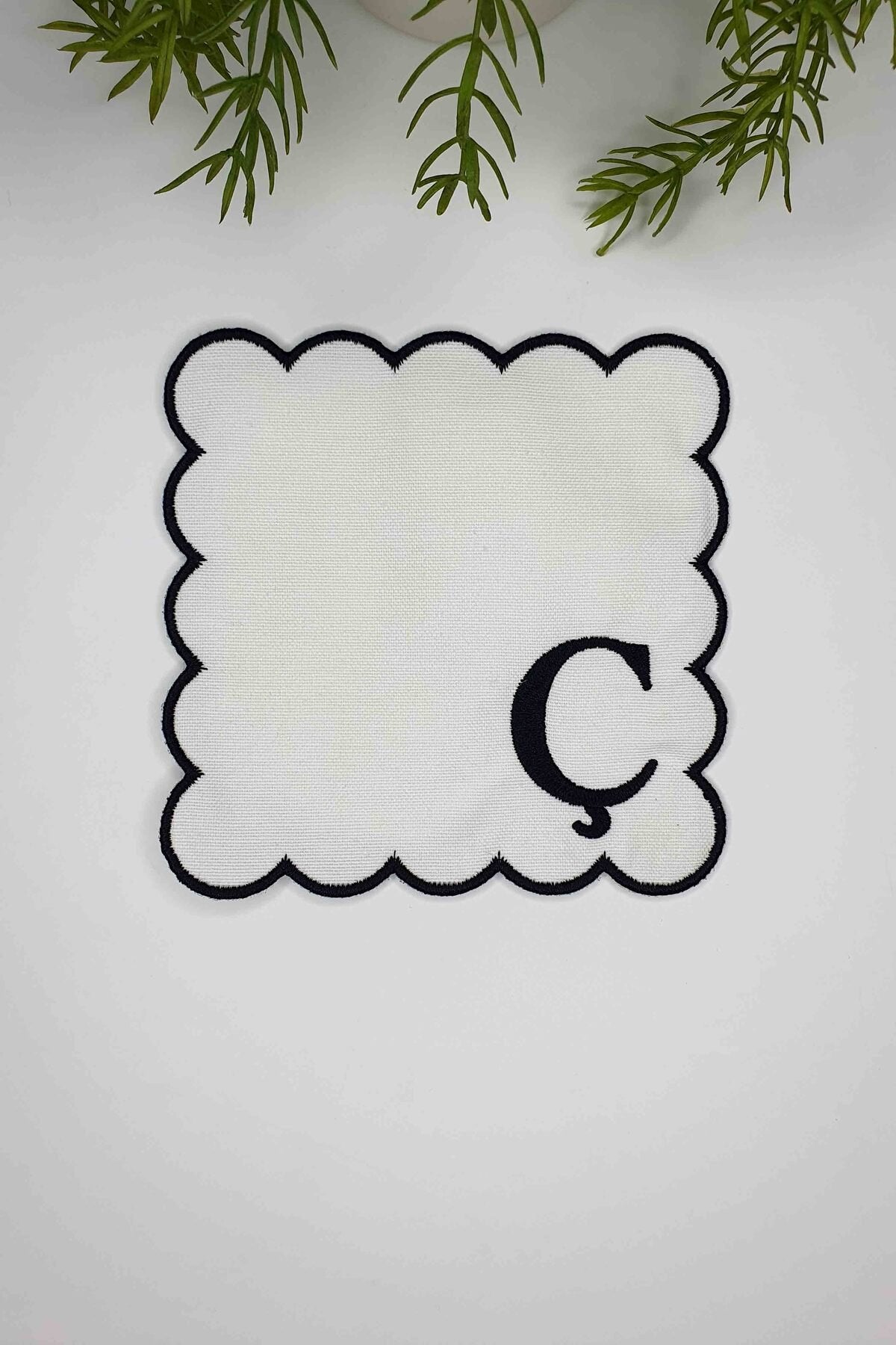 Ç Harfi Siyah Nakışlı Monogram Patch Kumaş Kokteyl Peçetesi 1 Adet - Decofav | Kırlent, Sofra Tekstili, Kumaş
