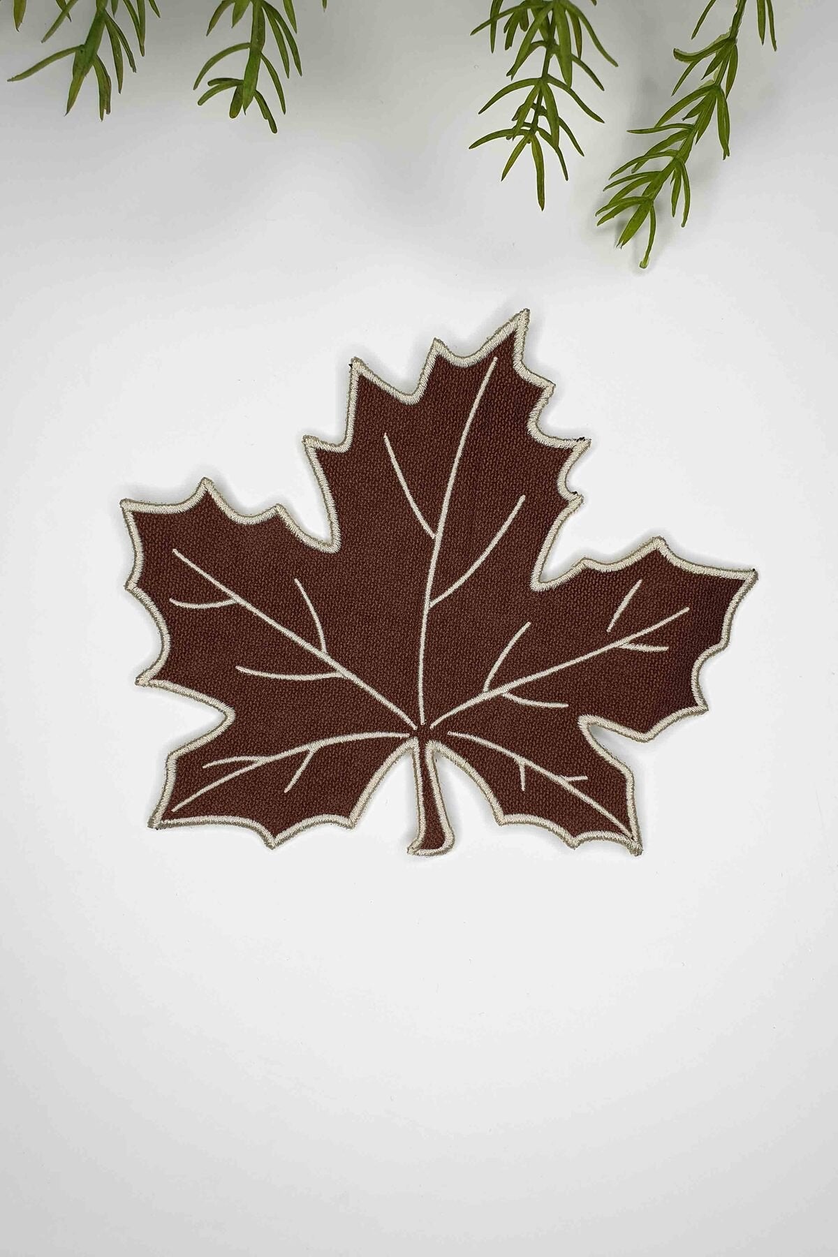 Yaprak Form Nakışlı Kahverengi Kumaş Kokteyl Peçetesi 1 Adet