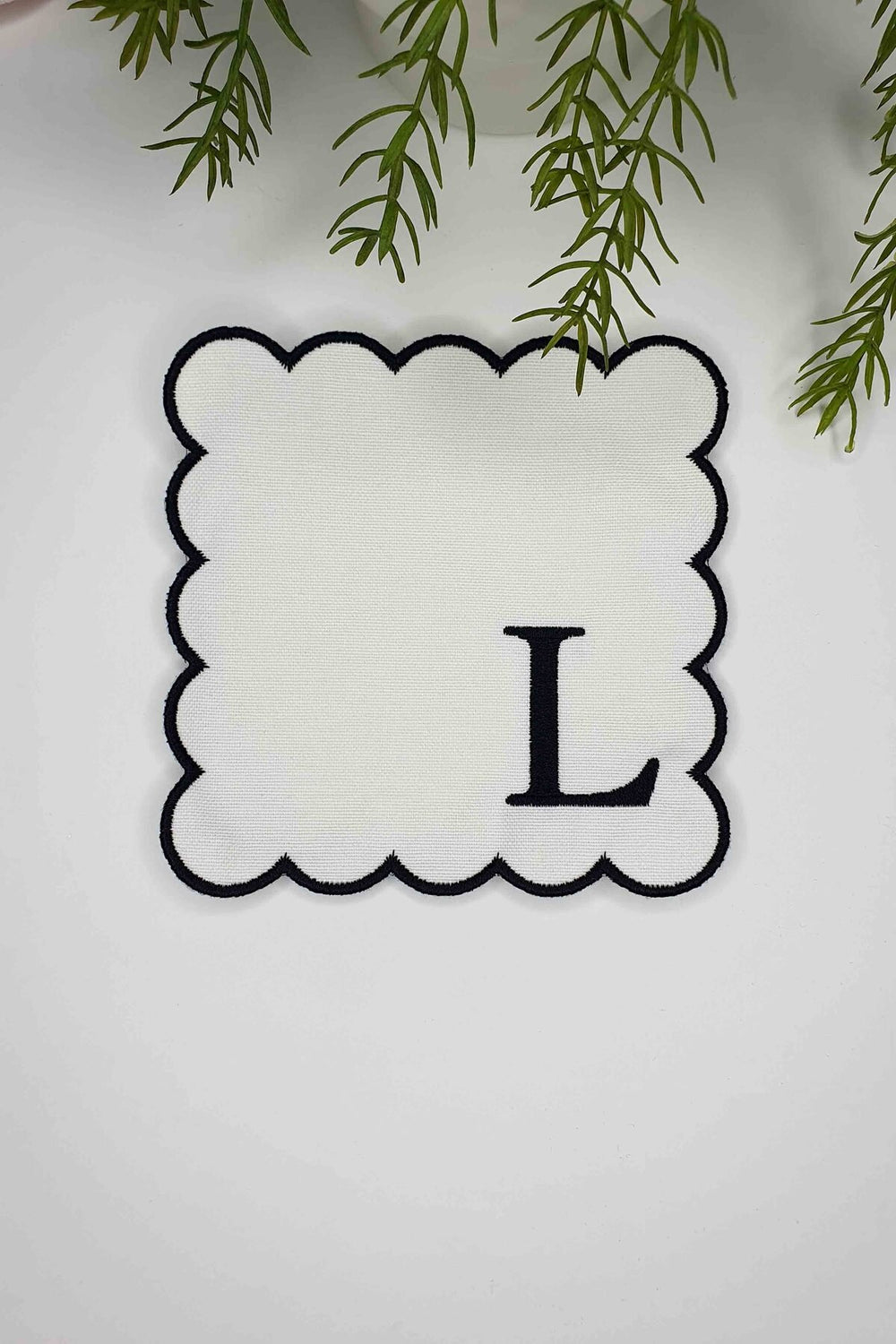 L Harfi Siyah Nakışlı Monogram Patch Kumaş Kokteyl Peçetesi 1 Adet - Decofav | Kırlent, Sofra Tekstili, Kumaş