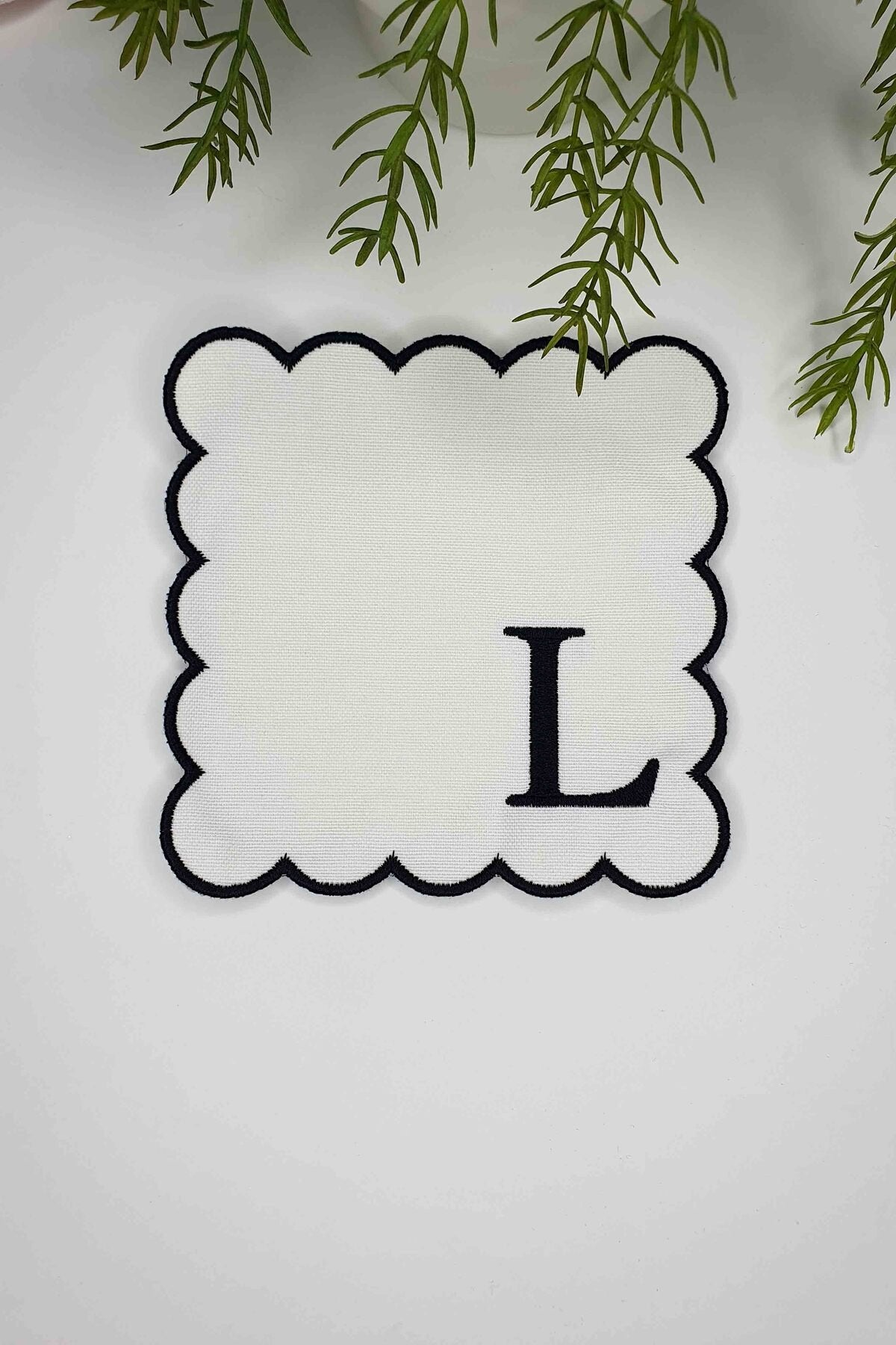 L Harfi Siyah Nakışlı Monogram Patch Kumaş Kokteyl Peçetesi 1 Adet - Decofav | Kırlent, Sofra Tekstili, Kumaş