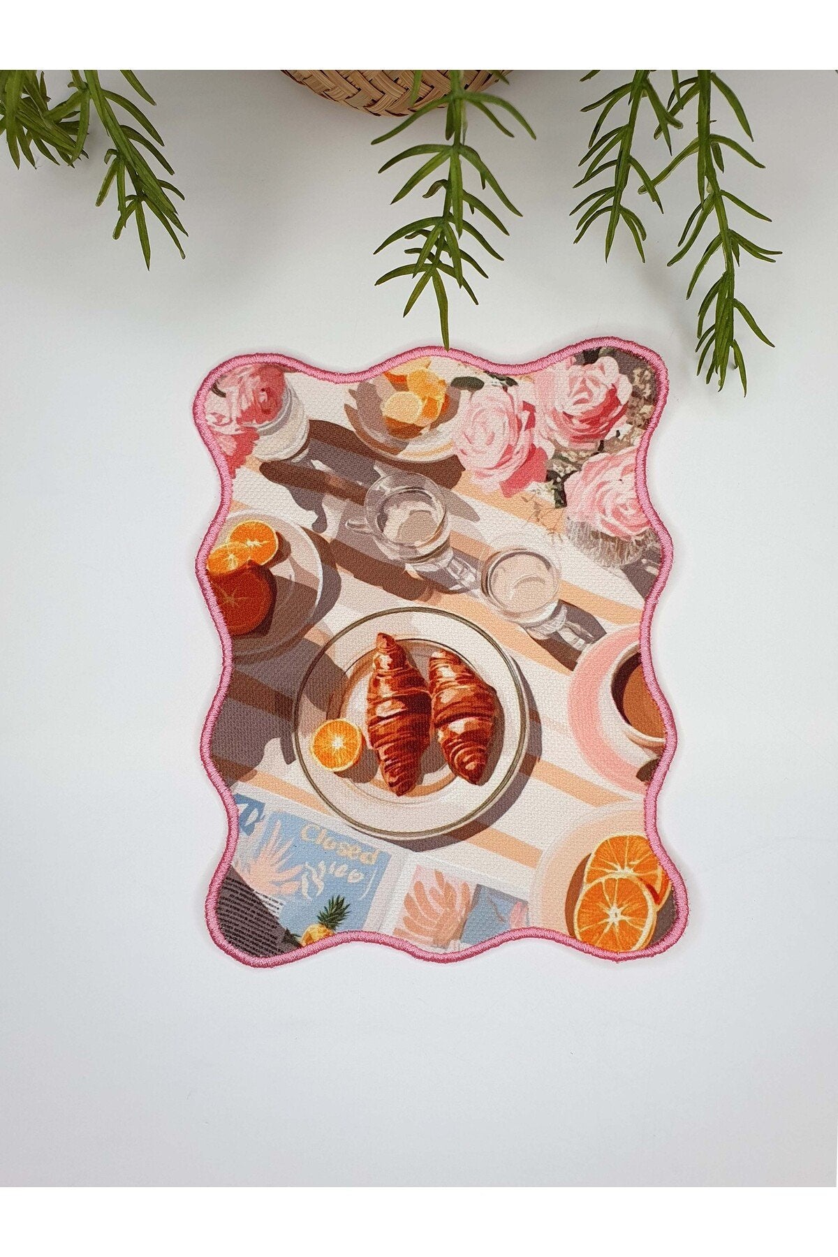 Paris Brunch'ı: Kruvasan ve Gül Pembe Nakışlı Kokteyl Peçetesi